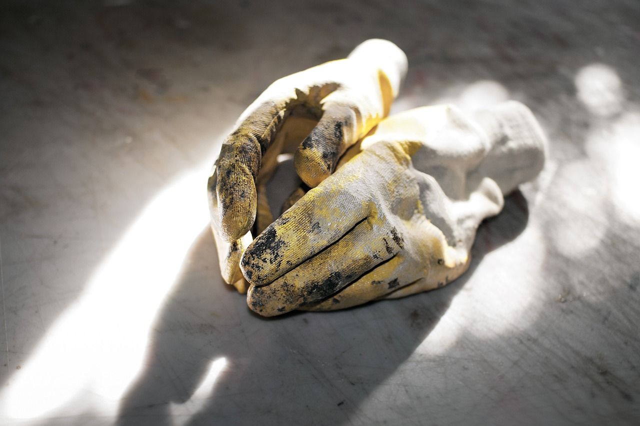 Los guantes son un equipo esencial en trabajos industriales, según Suministros Tomás Beltrán