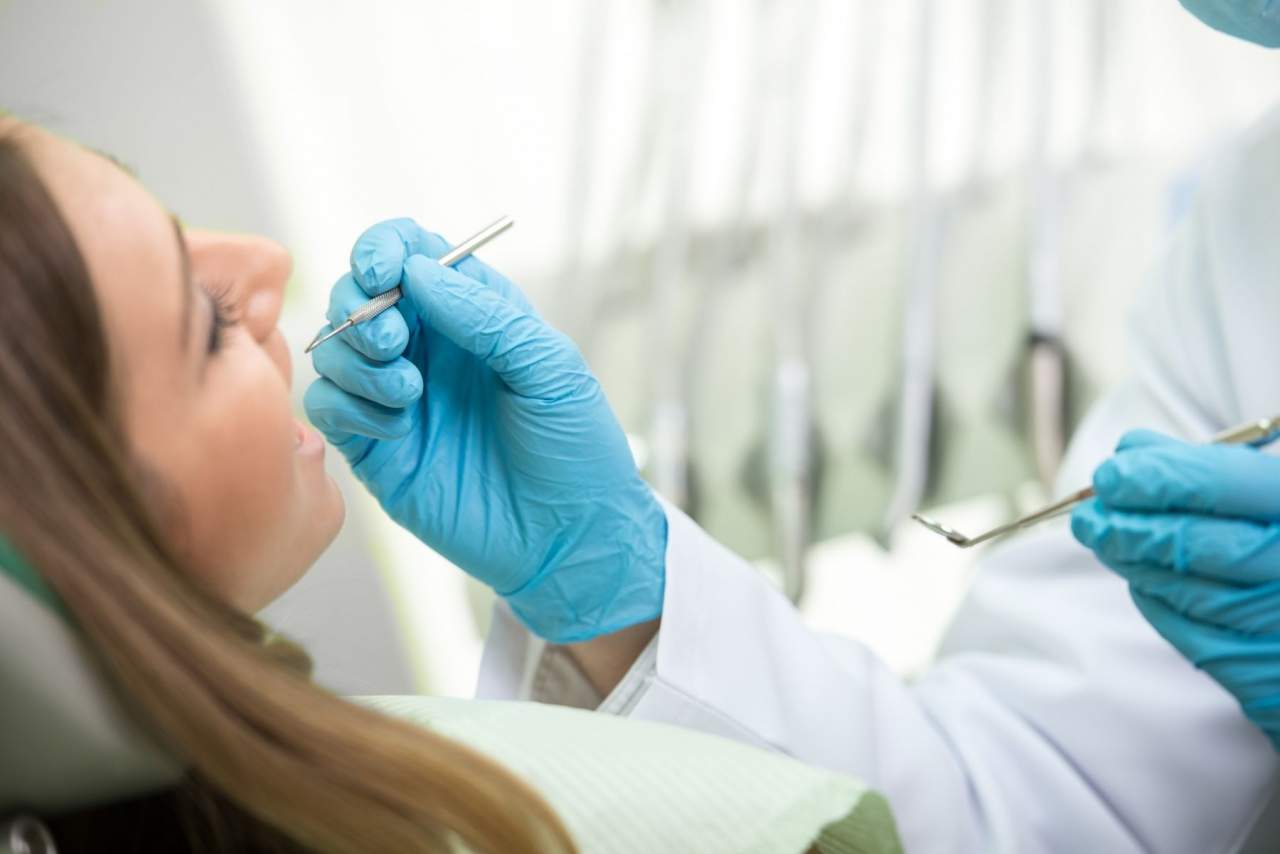¿Se puede tener caries con implantes?  ¿Cómo cepillarse los implantes dentales?