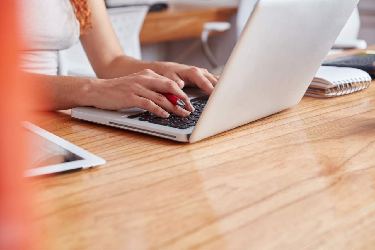 Comparativa entre la formación online y presencial para oposiciones por esmiclase