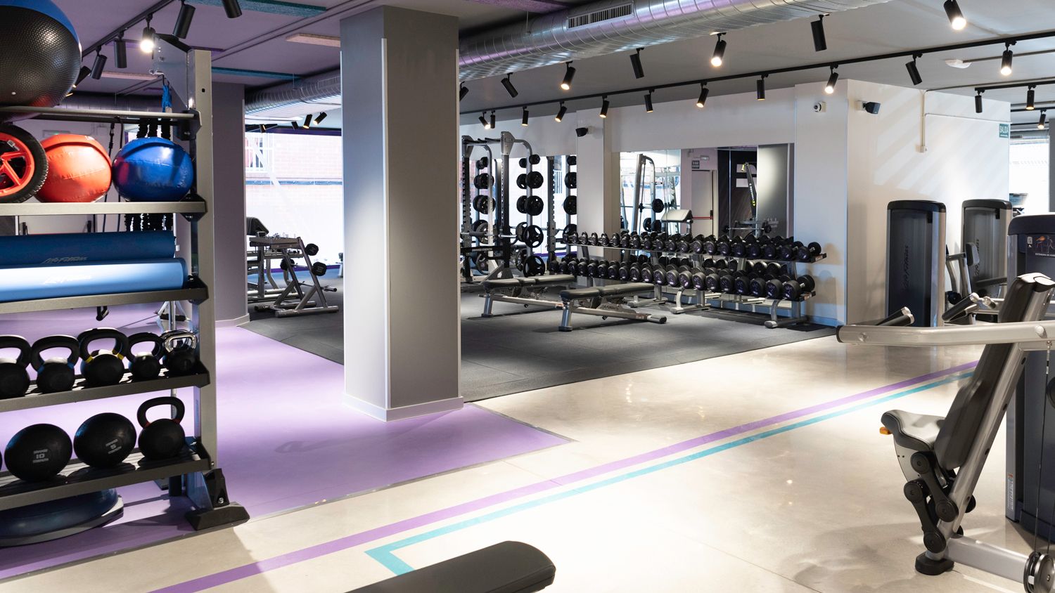 Anytime Fitness dota a sus clubes de dispositivos de terapia de percusión y esferas y rodillos de masaje