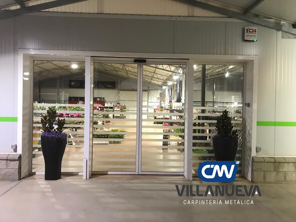 Carpintería Metálica Villanueva aconseja instalar puertas automáticas en comercios por su accesibilidad