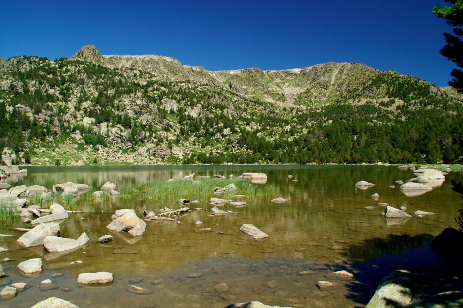 La excursión al lago de Malniu, una de las rutas ideales para la práctica del senderismo en familia
