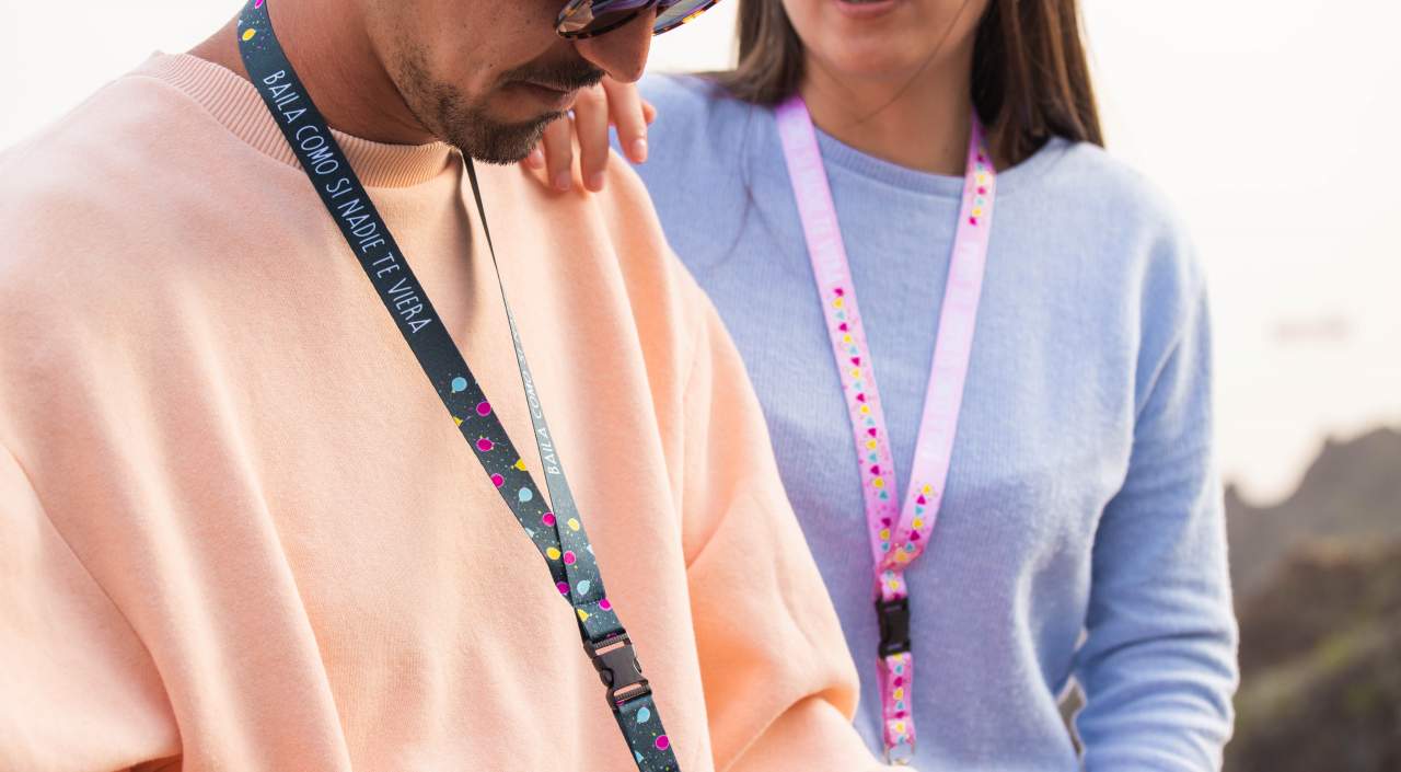 El catálogo de Tarja73 incluye llavero de tela y chapas personalizadas