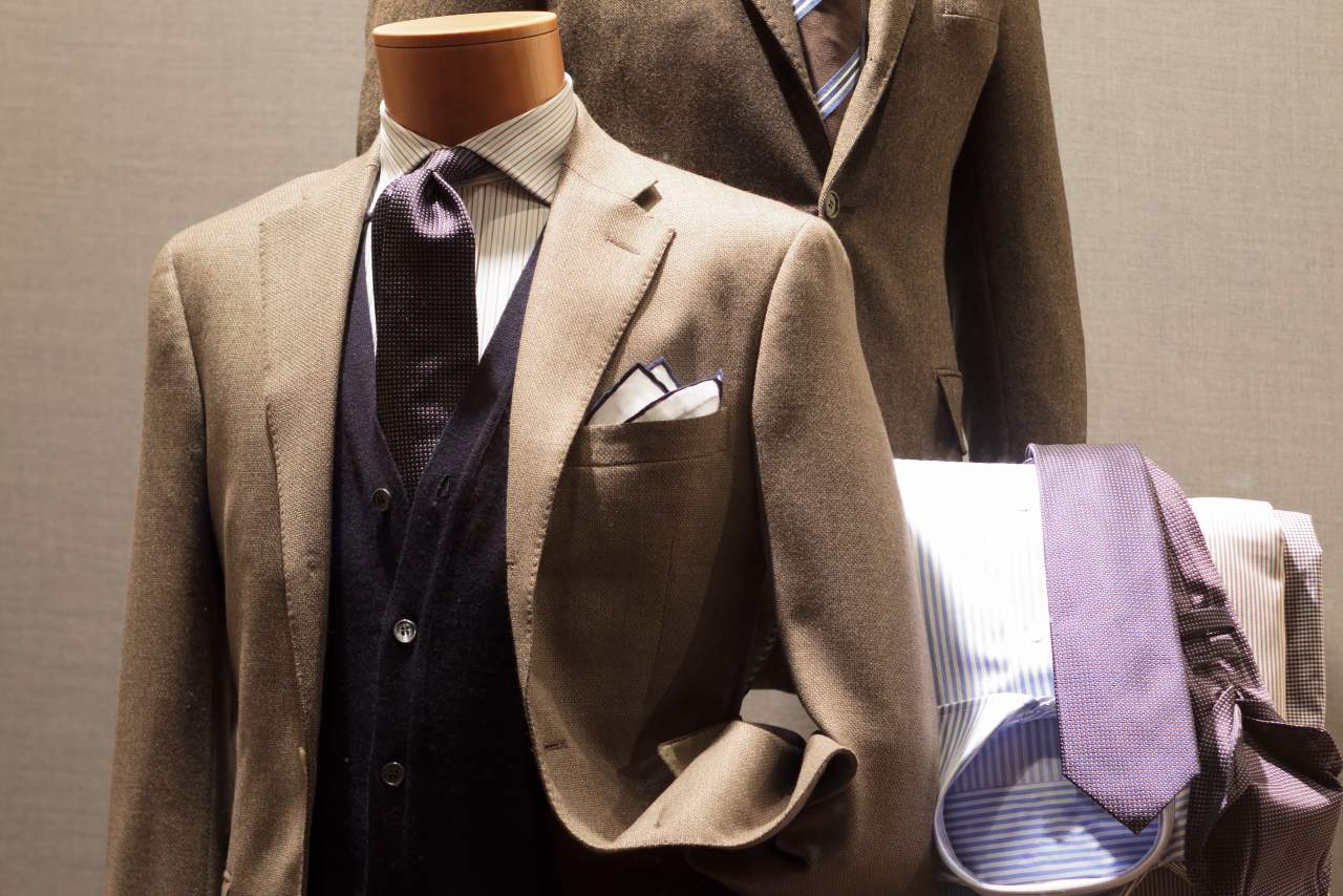 Pañuelo para el cuello de hombre en Josvil: el complemento más elegante