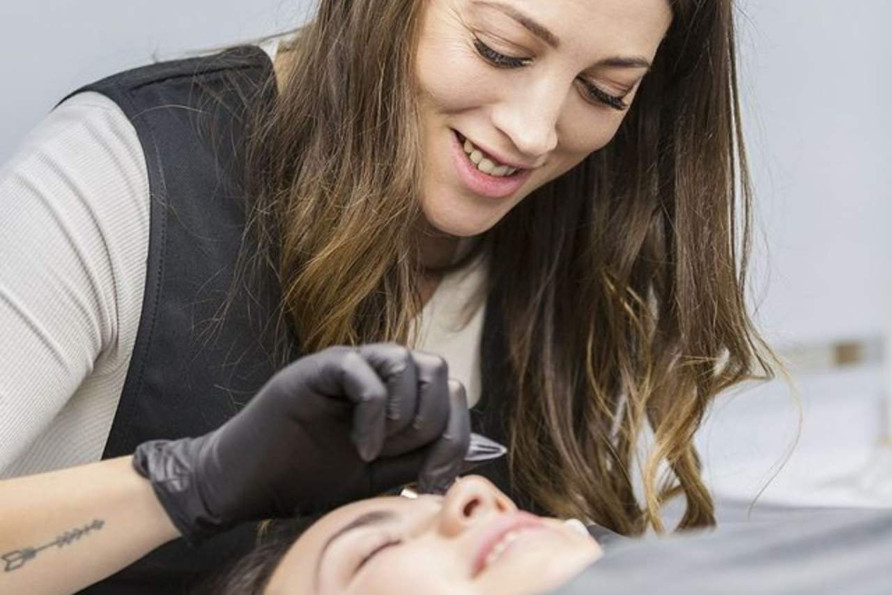 ¿Dónde realizar un curso de extensiones de pestañas en Oviedo? Noa Nox