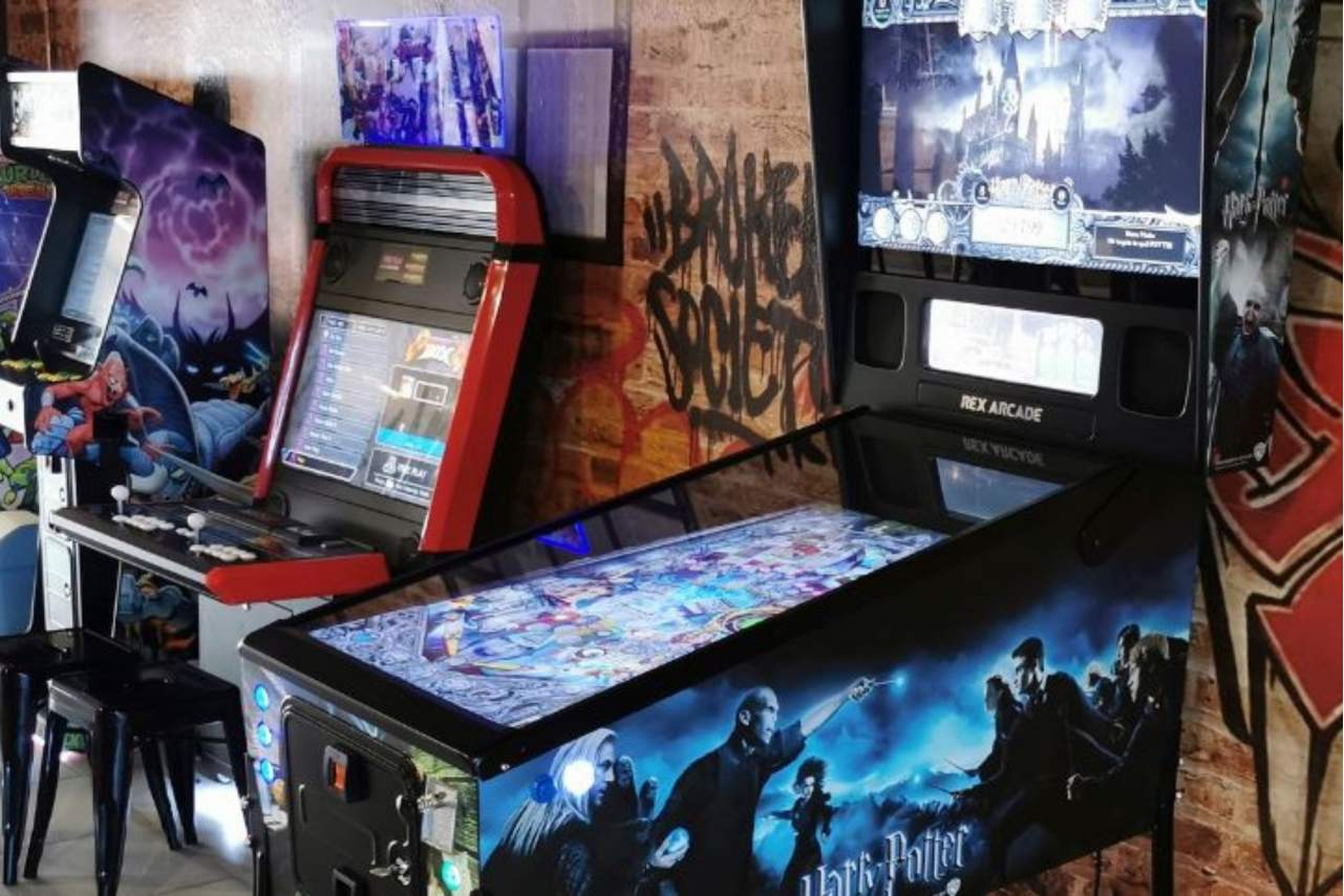 Rex Arcade fabrica las máquinas de pinball virtual personalizadas