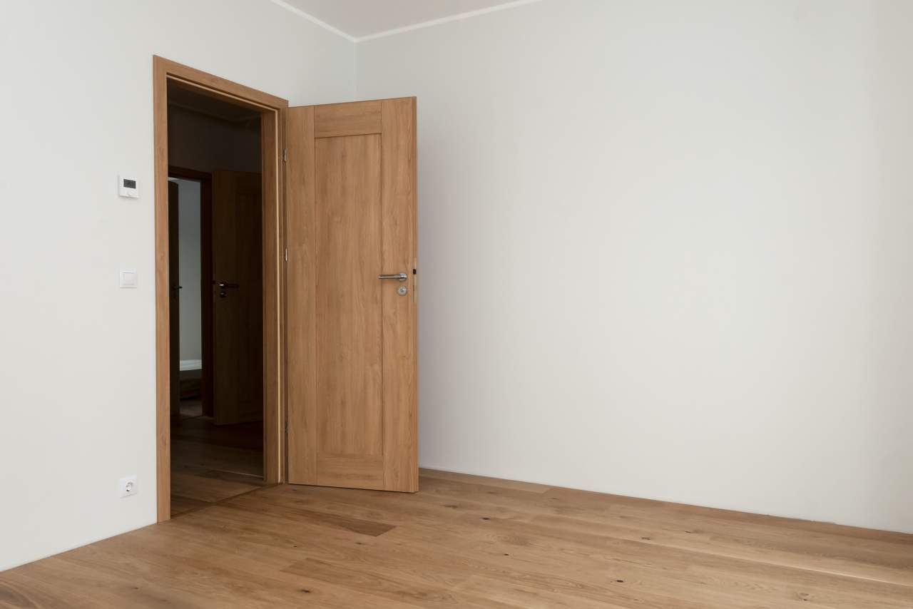 ¿Qué características proporcionan las puertas rústicas de interior de la empresa LosmaStudio?