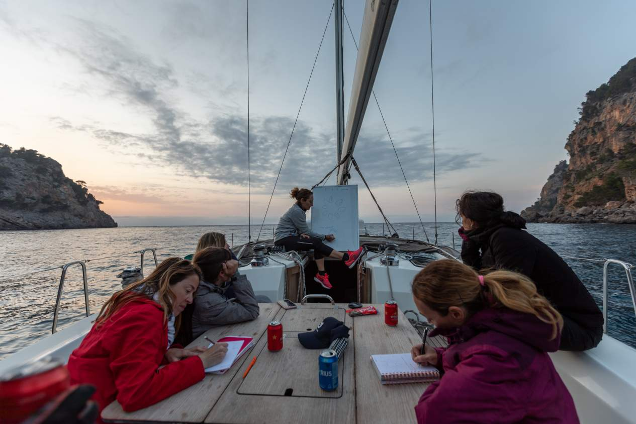 ¿Por qué nace iniciativa de enseñar a navegar a vela a mujeres? por Alamar Sailing