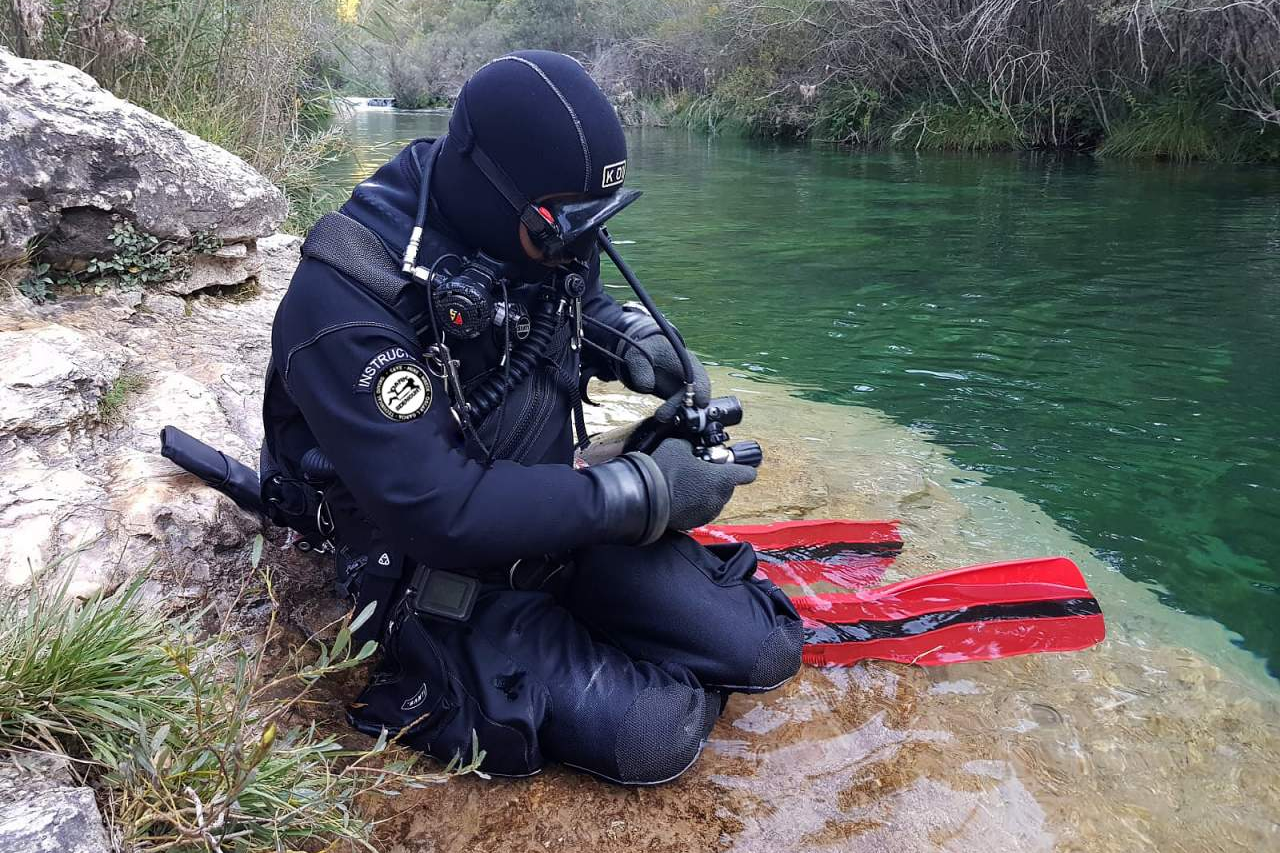 Dark Sidemount: el buceo técnico y su auge en España