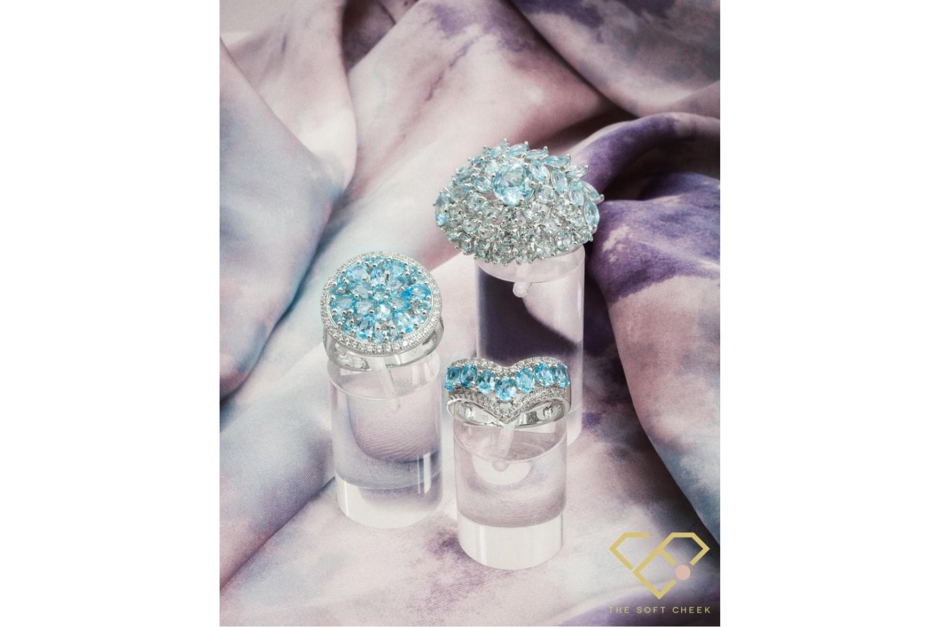 Gemas auténticas naturales adornan el diseño de joyas de la empresa The Soft Cheek