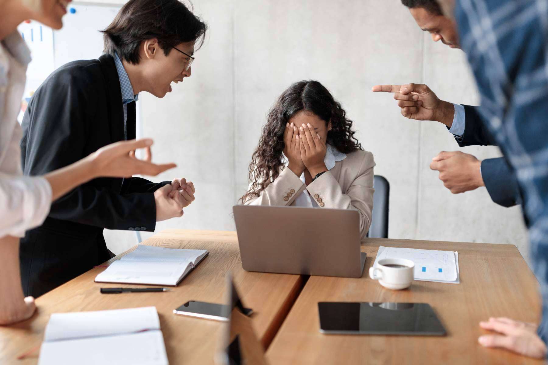 Consultoría profesional de Romalex Consultores: la importancia de implementar protocolos de acoso laboral y planes de igualdad retributiva
