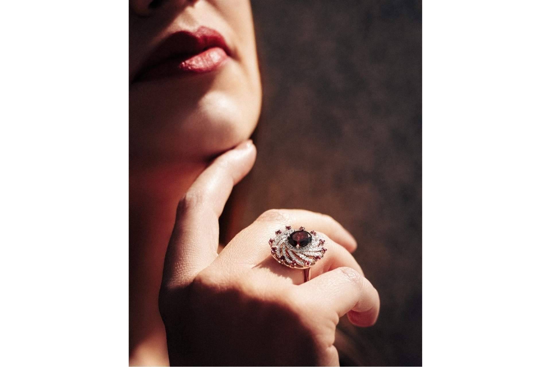 Extenso catálogo de piedras preciosas con gemas brillantes en The Soft Cheek