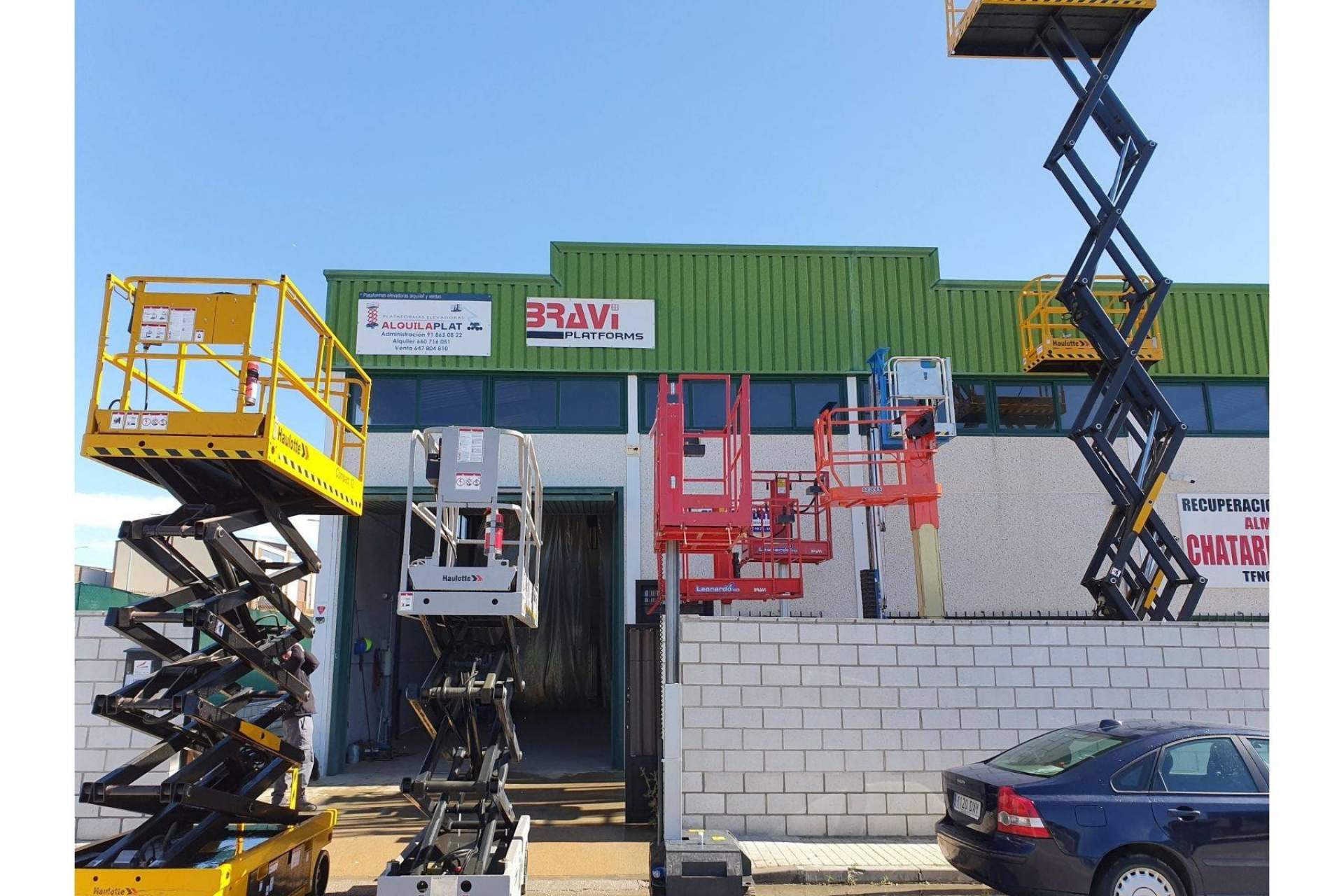 Alquilaplat, empresa especializada en el alquiler y la venta de plataformas elevadoras ofrece diversas opciones de plataforma elevadora de tijera