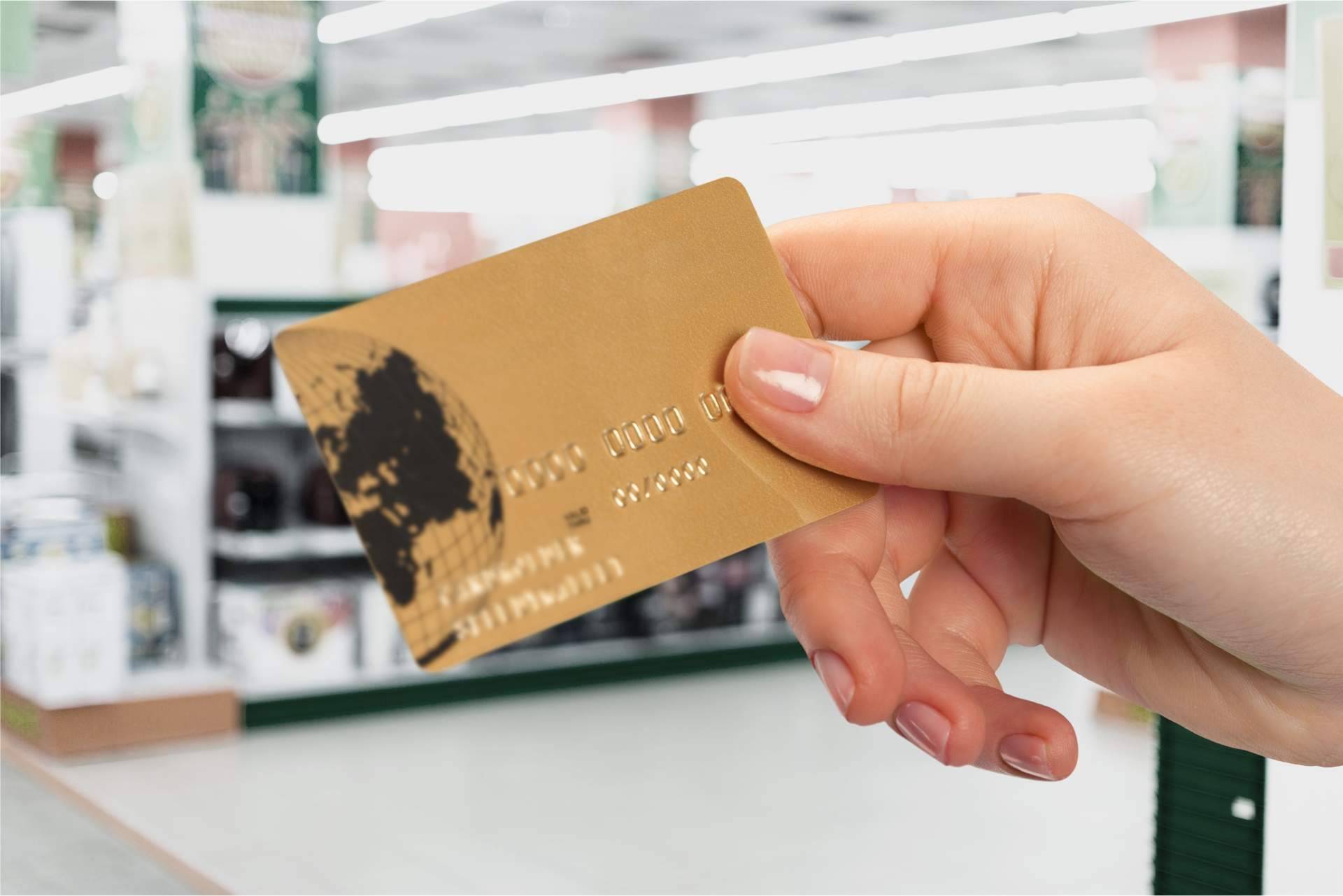 Cancelar tarjetas de crédito cuando existen cláusulas abusivas con la ayuda de Víctimas del Crédito