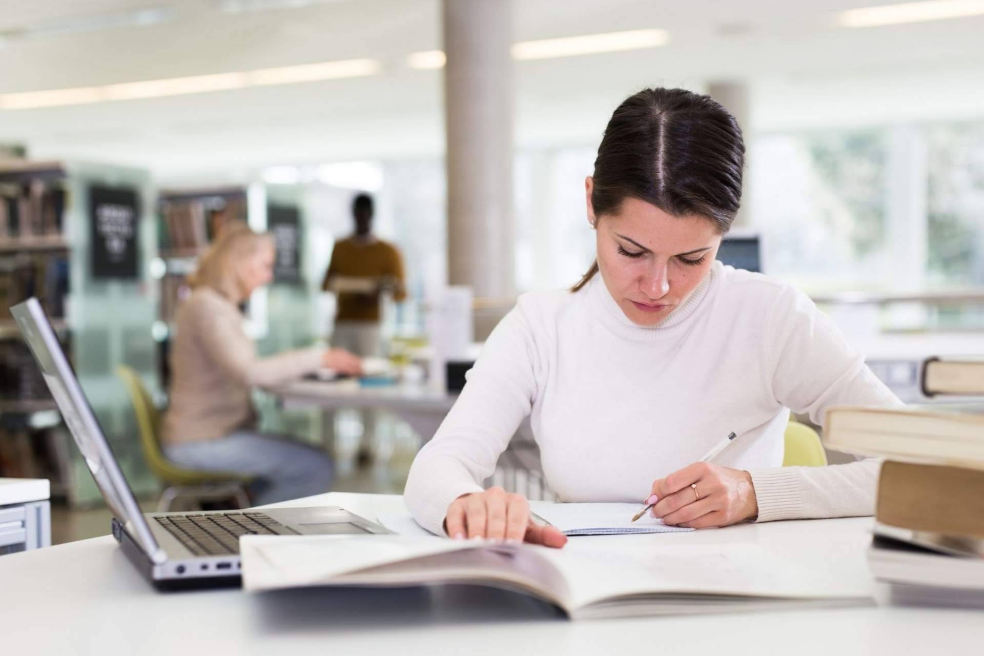 Ayuda trabajo fin de grado en Academia Universitaria Grado y Máster