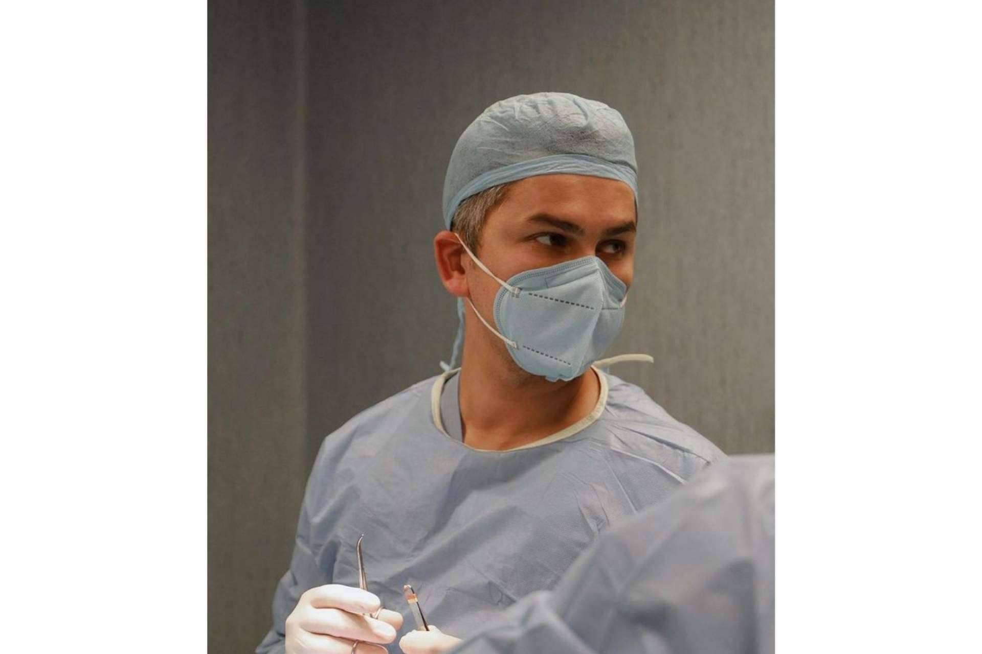 Revitalizar la expresión facial de mujeres y hombres mediante los tratamientos estéticos del doctor Castellar