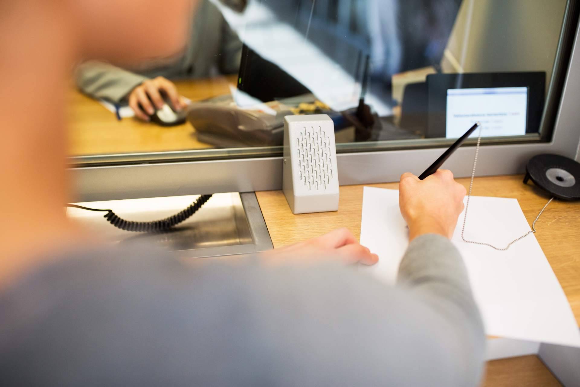 Víctimas del Crédito aborda los abusos bancarios en contratos
