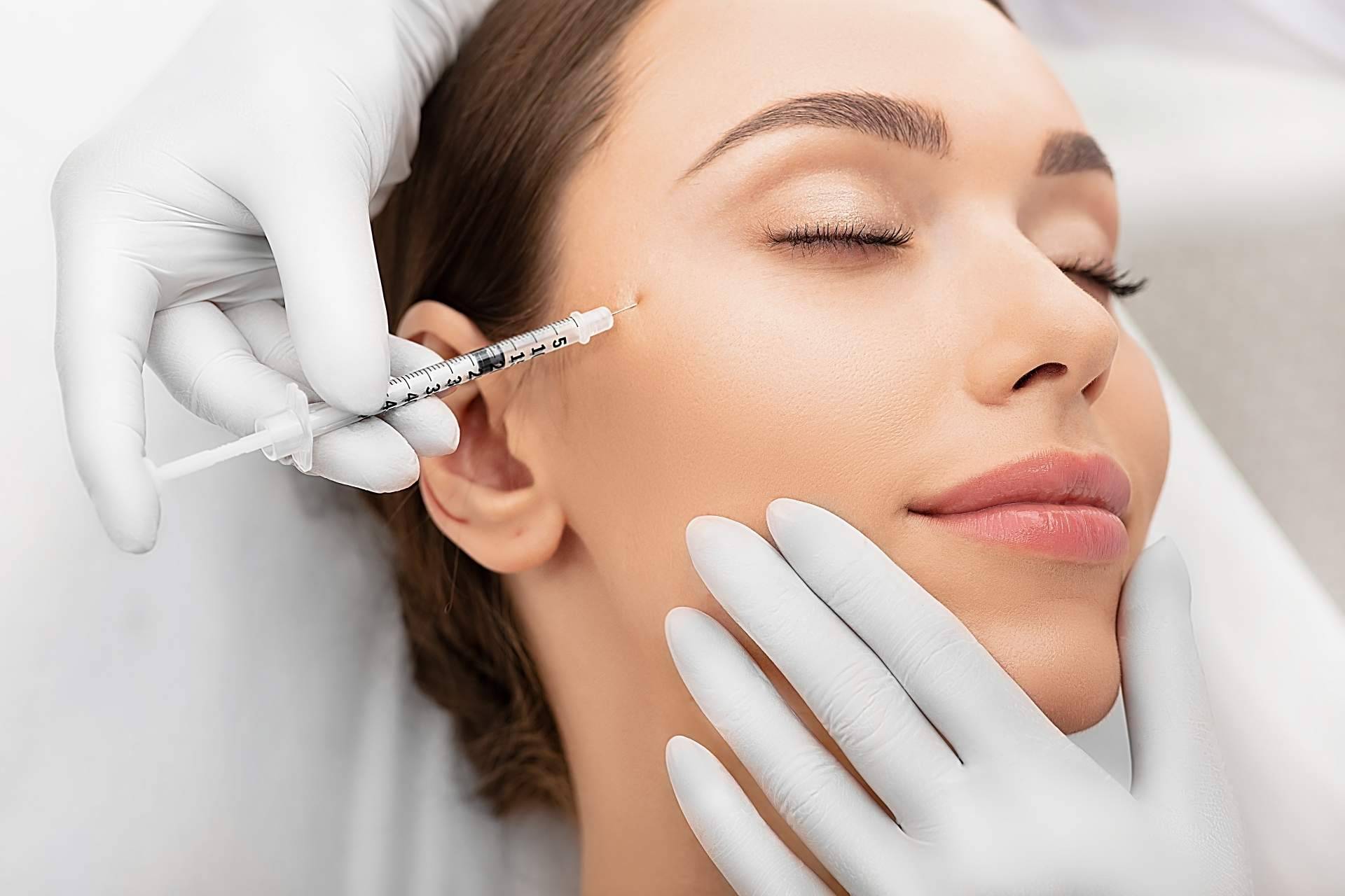 Eliminación de las bolsas de los ojos con ácido hialurónico en la Clínica ABB Medicina Estética
