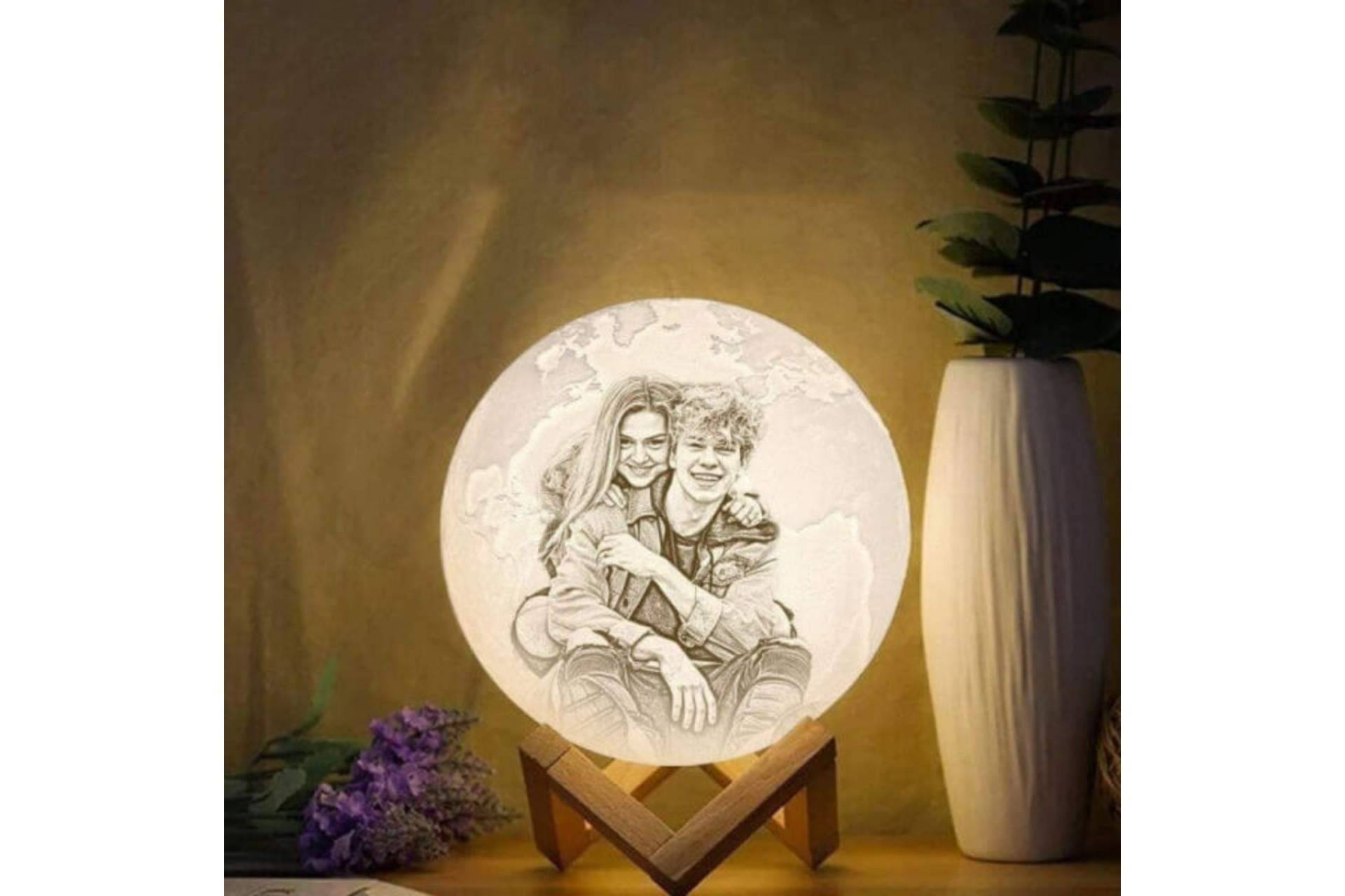 La empresa especializada, Lámpara Personalizada, dispone de lámpara de luna para decorar el hogar