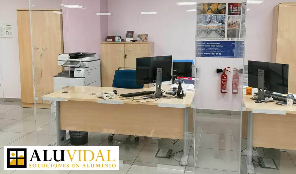 Aluvidal aumenta la protección de los espacios con mamparas protectoras y divisiones de oficina a medida