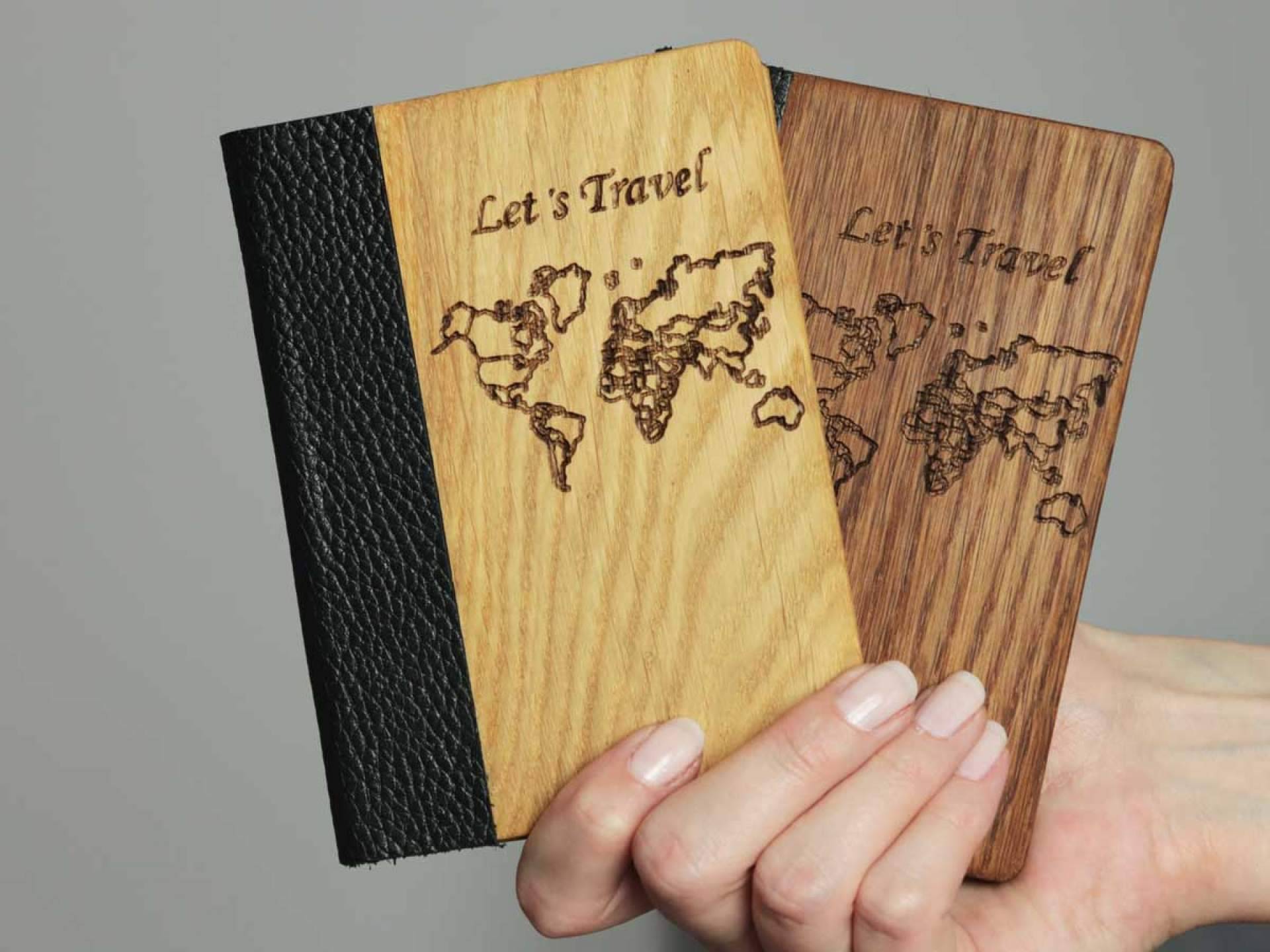 Funda de pasaporte de madera, el regalo ideal para viajeros propuesto por la empresa Regalos de Madera