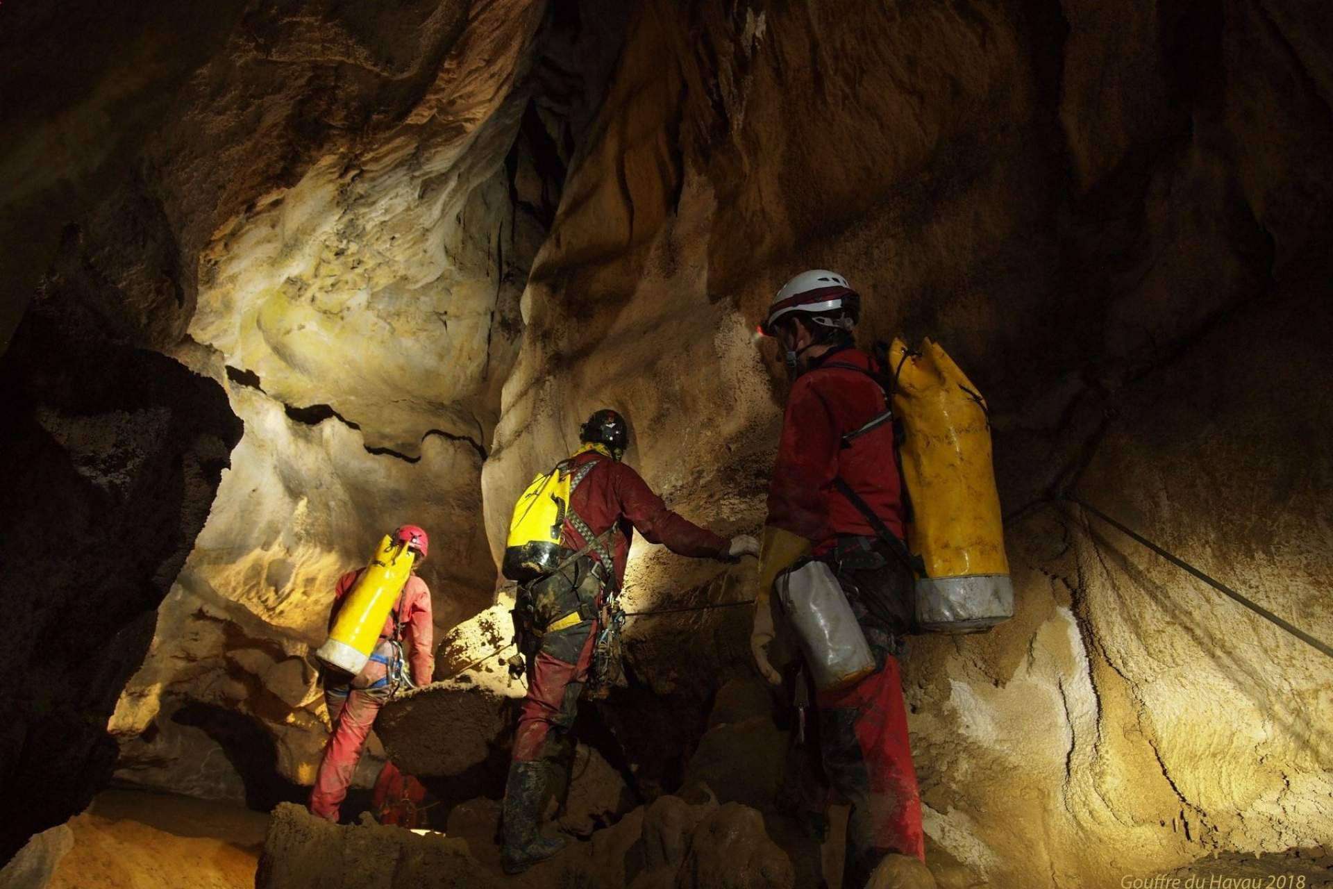 La espeleología con Vertical Challenge: vivir la esencia de la aventura
