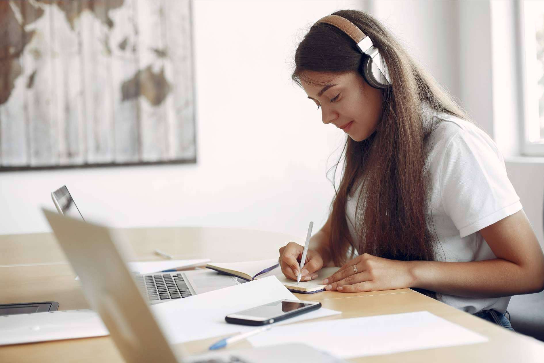 Aprobar el TFG de forma sencilla con la academia online Ayuda Universitaria Cum Laude