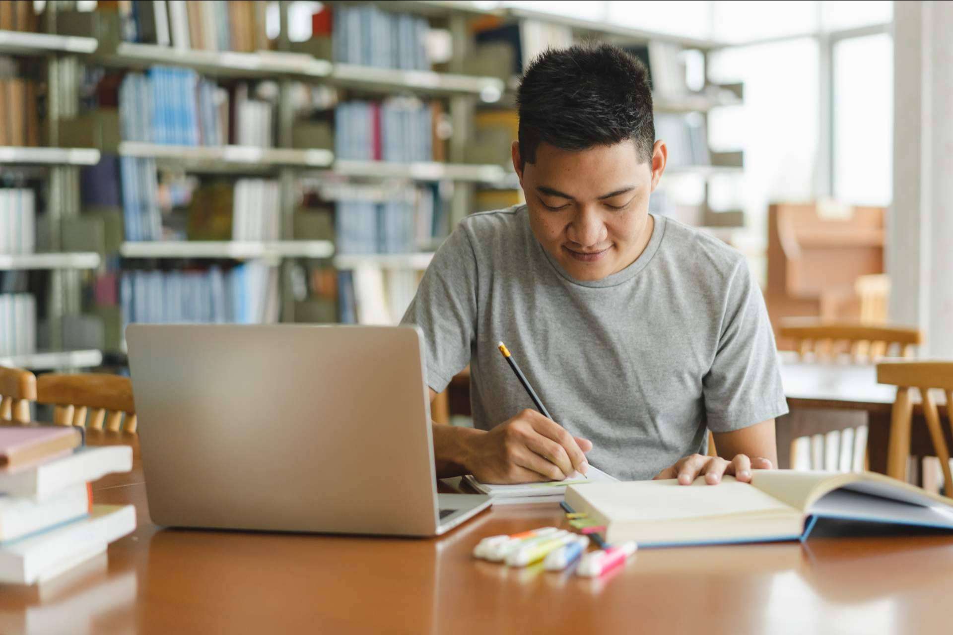 Realización con éxito de trabajos de Fin de Grado con la Ayuda Universitaria Cum Laude