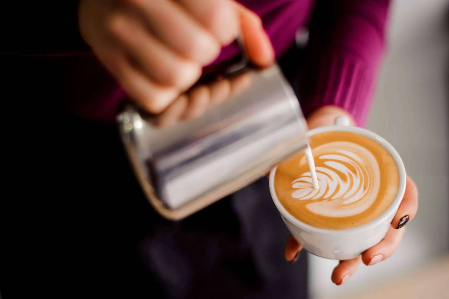Vivir la sensación única de desayunar en una cafetería local de Madrid es posible con Cafetería Las Palmeras