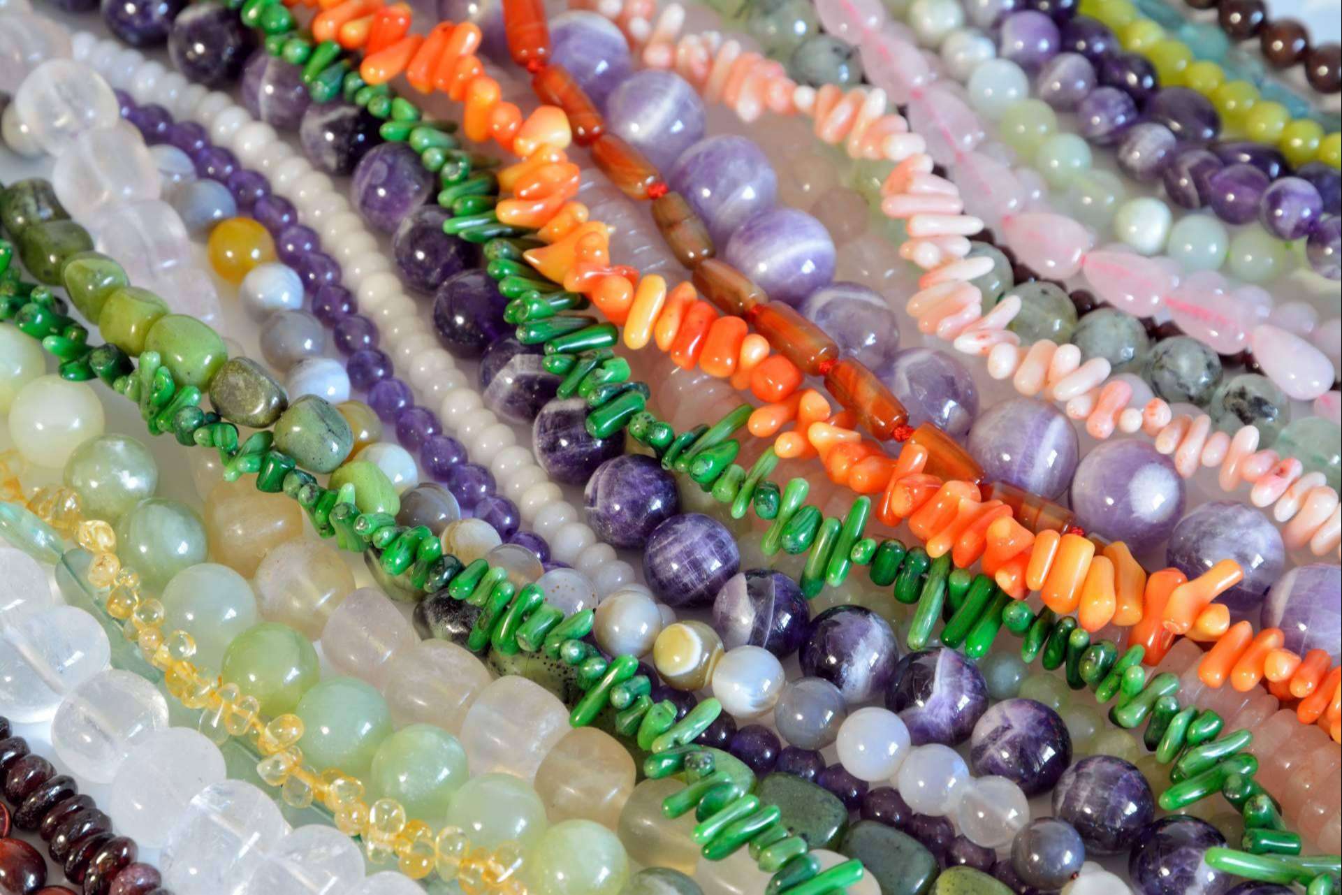 Tierra de Gemas y sus pulseras de minerales