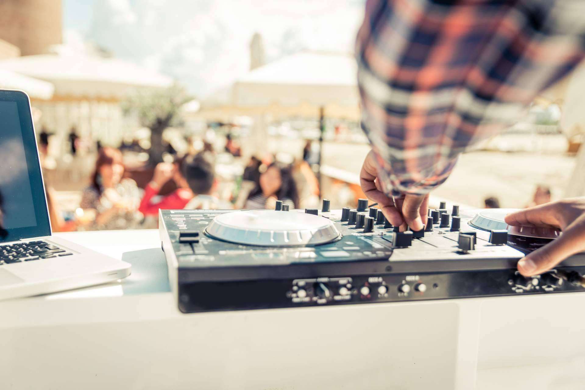 Iñaki Musik: escoger las mejores canciones para una fiesta con el DJ del momento