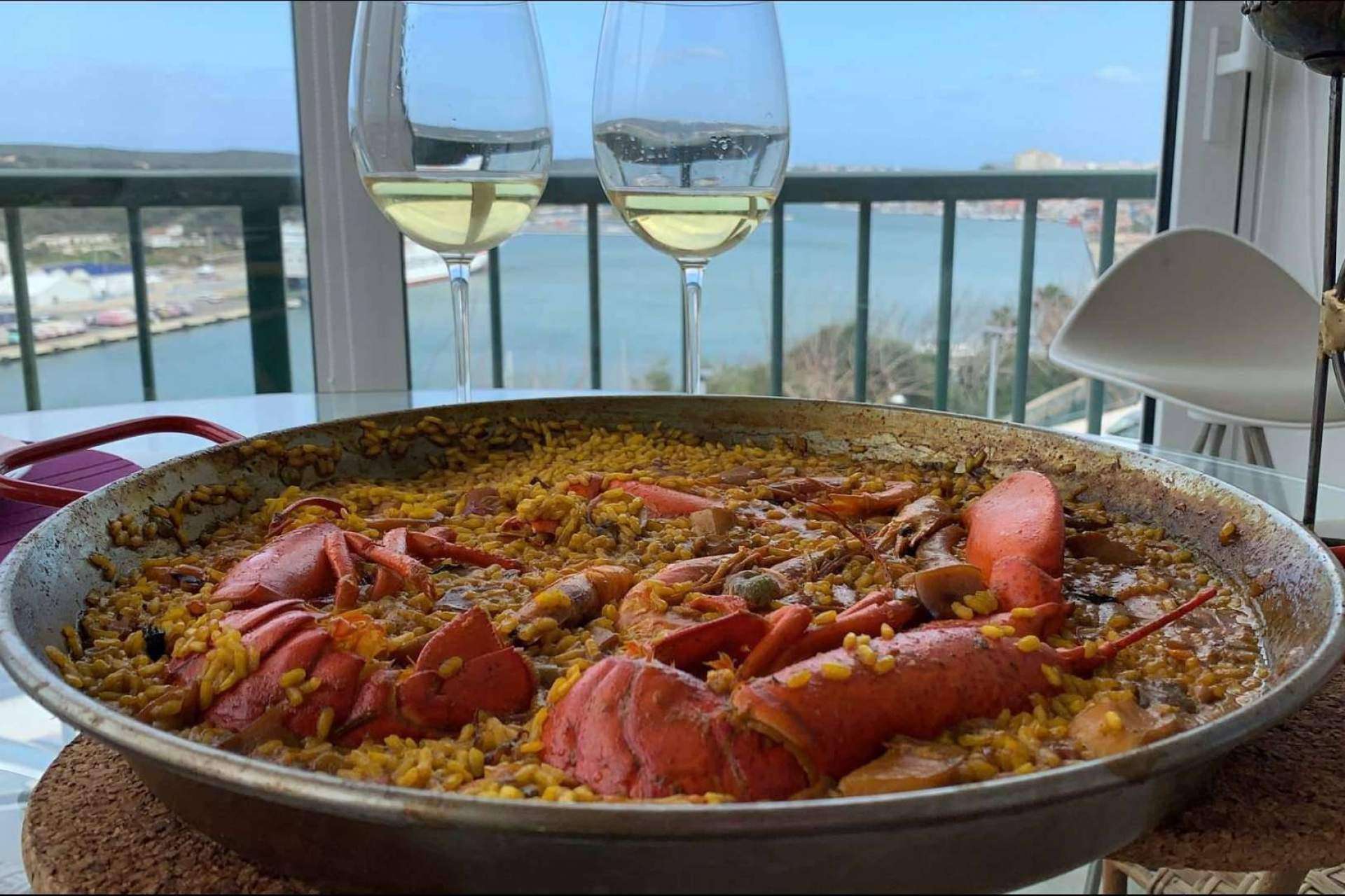 Tomás Cheff es reconocido por su catering y paellas para grupos en Menorca