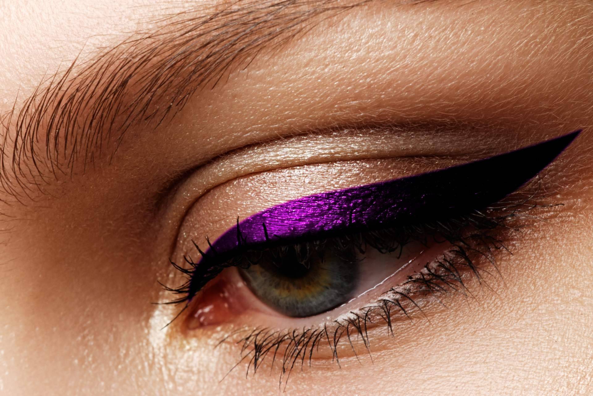 A de Ahorro dispone de las nuevas tendencias de maquillaje con eyeliner y rubor