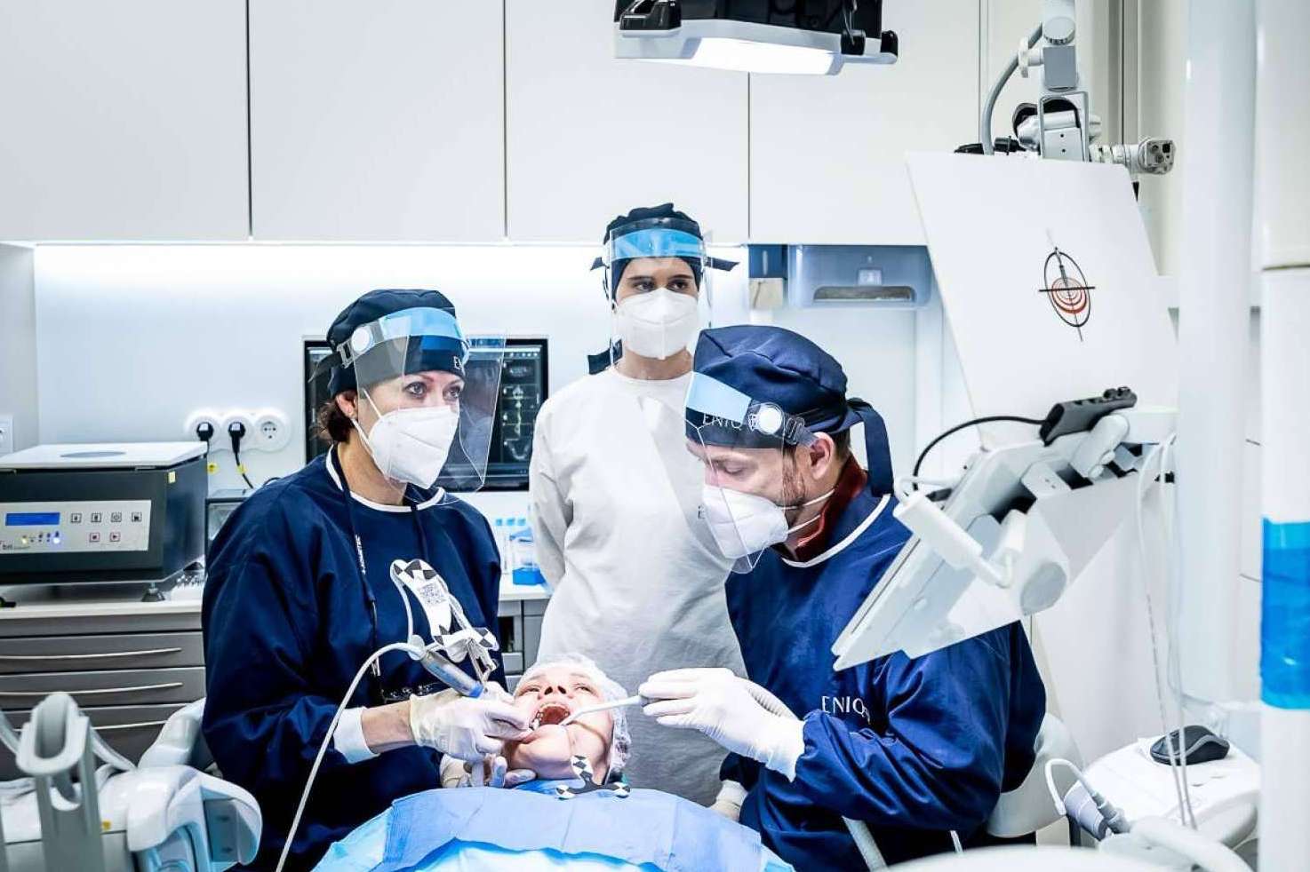 Realizarse implantes dentales con cirugía de navegación dinámica es posible en la Clínica Eniq