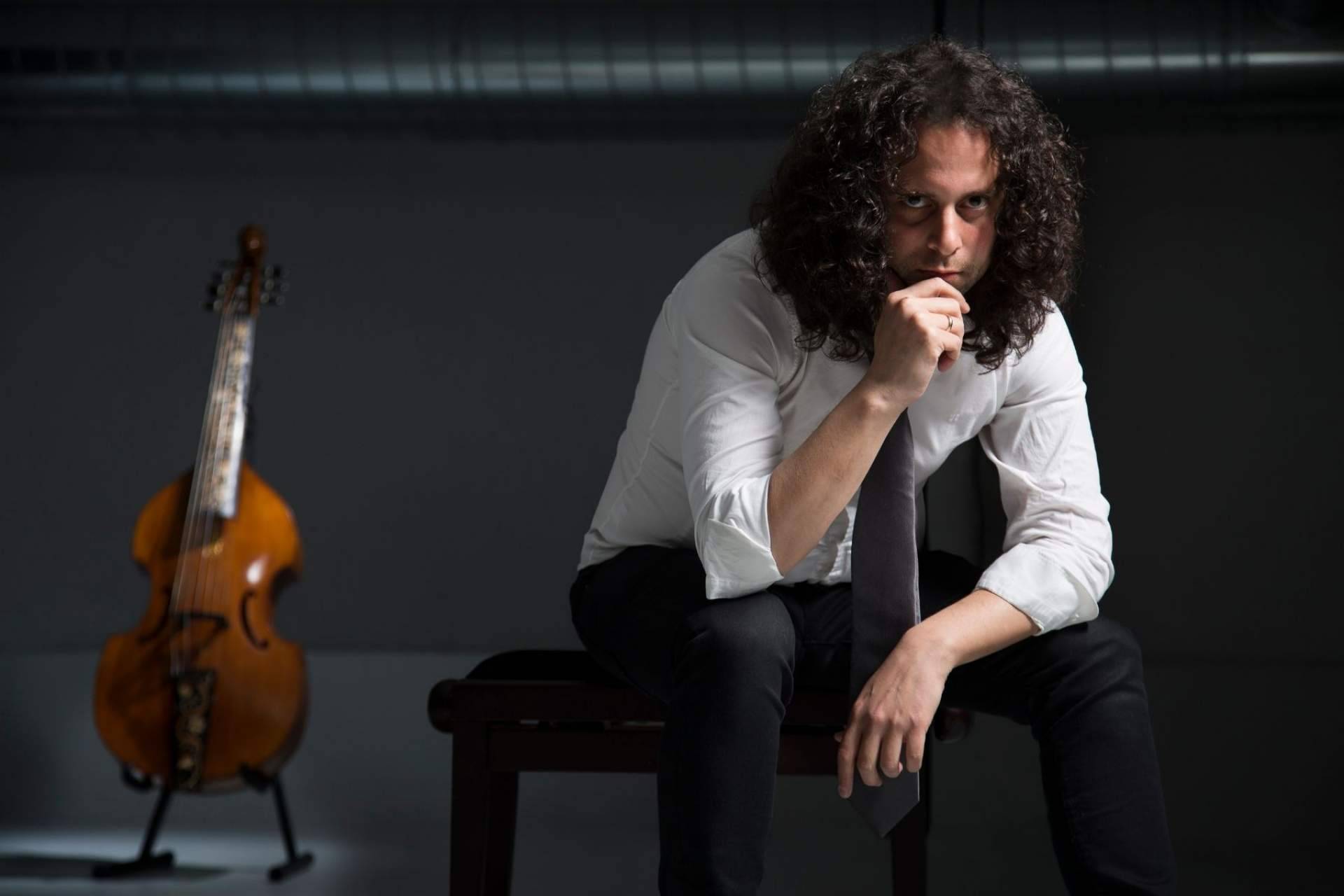 Fahmi Alqhai, el virtuoso violagambista reconocido como uno de los mejores intérpretes de viola da gamba del mundo