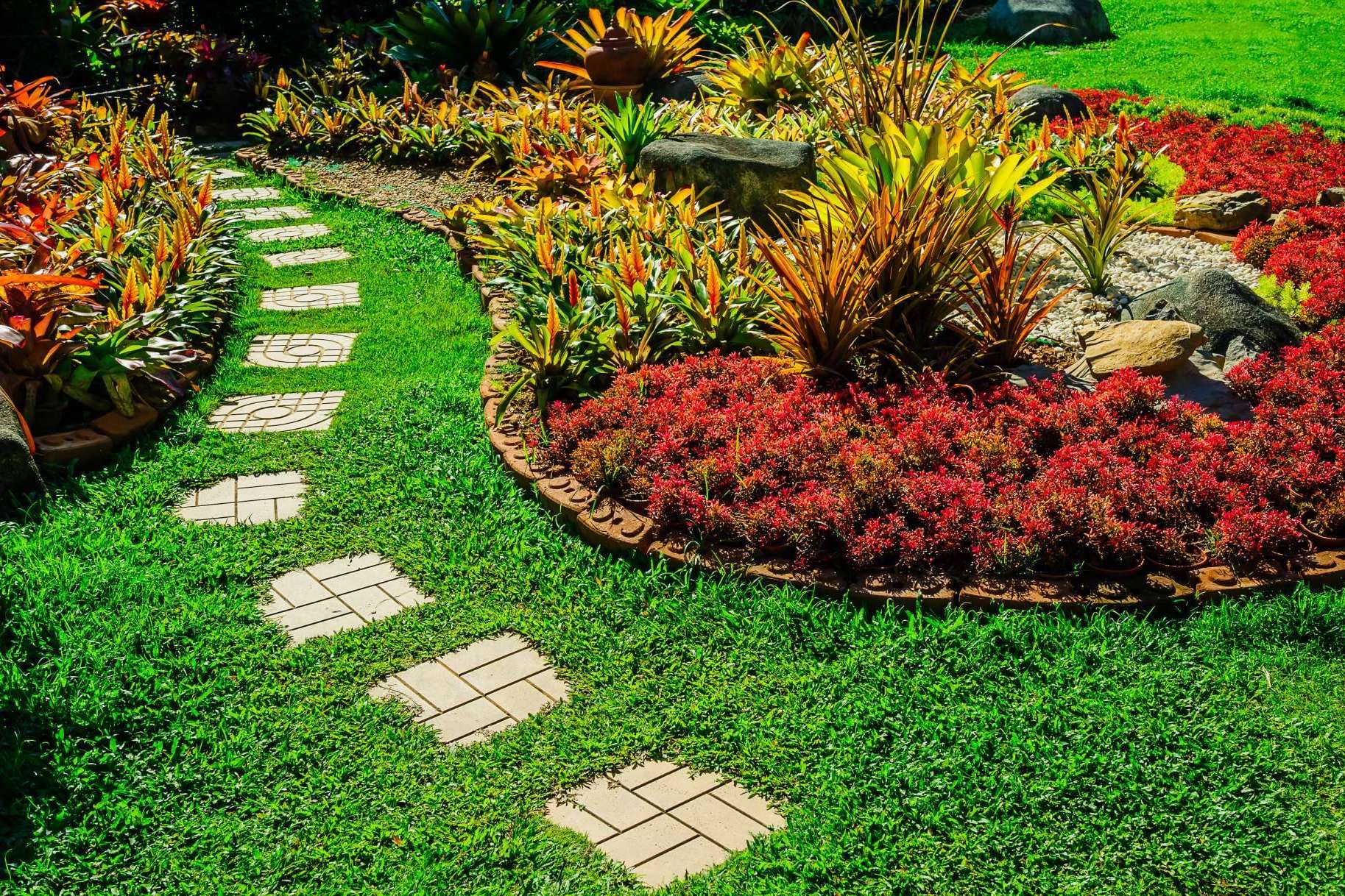 Para eliminar las malas hierbas, Modrego Hogar ofrece un amplio catálogo de herramientas de jardín
