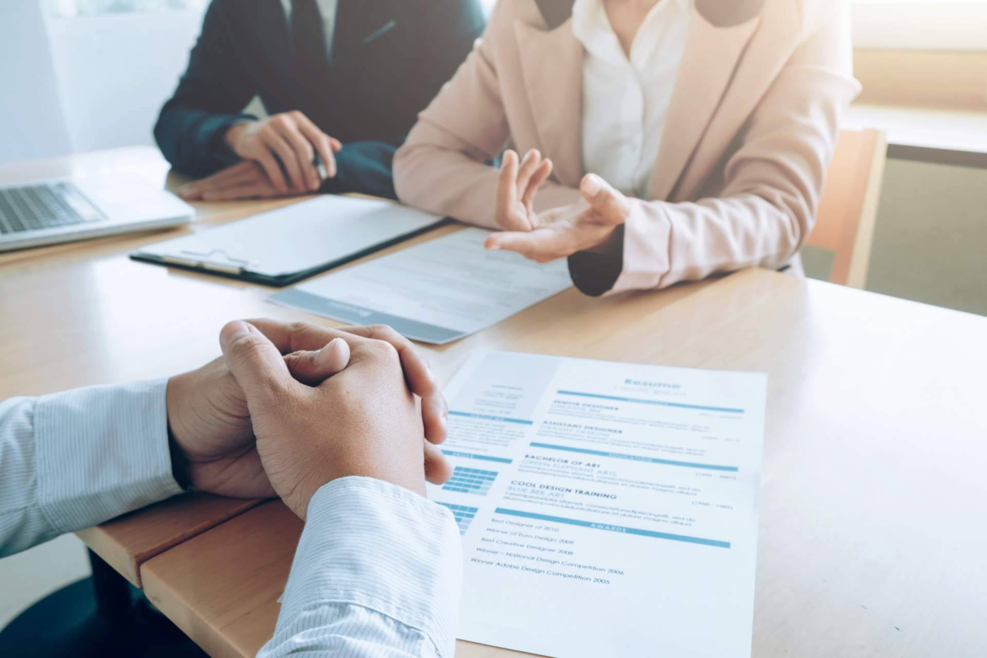 Recomendaciones para adaptar el currículum y destacar en las ofertas de trabajo de la mano de CVapp