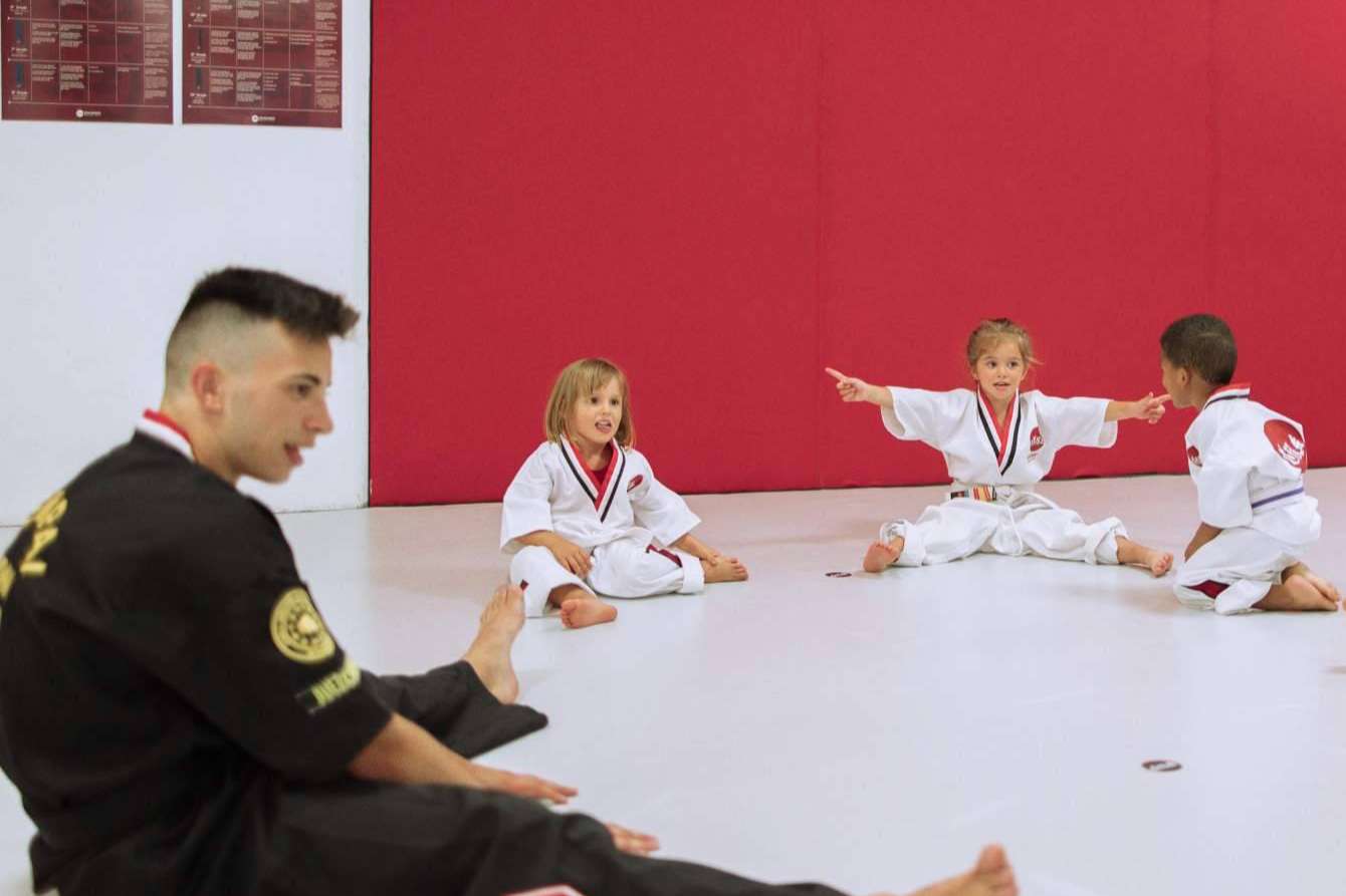 Mugendo es una escuela de artes marciales que ayuda a sus estudiantes a generar un óptimo desarrollo físico, mental y cognitivo