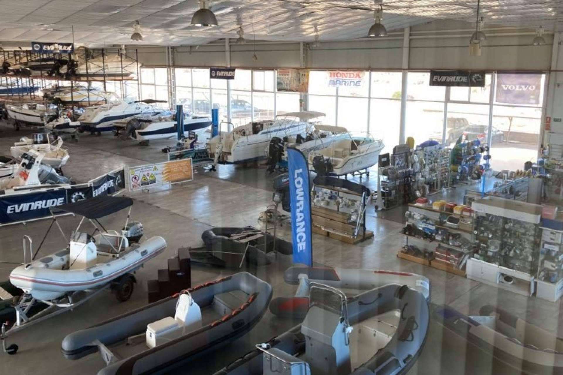 Elegir entre gran variedad de barcos de ocasión en Murcia con Marina Center