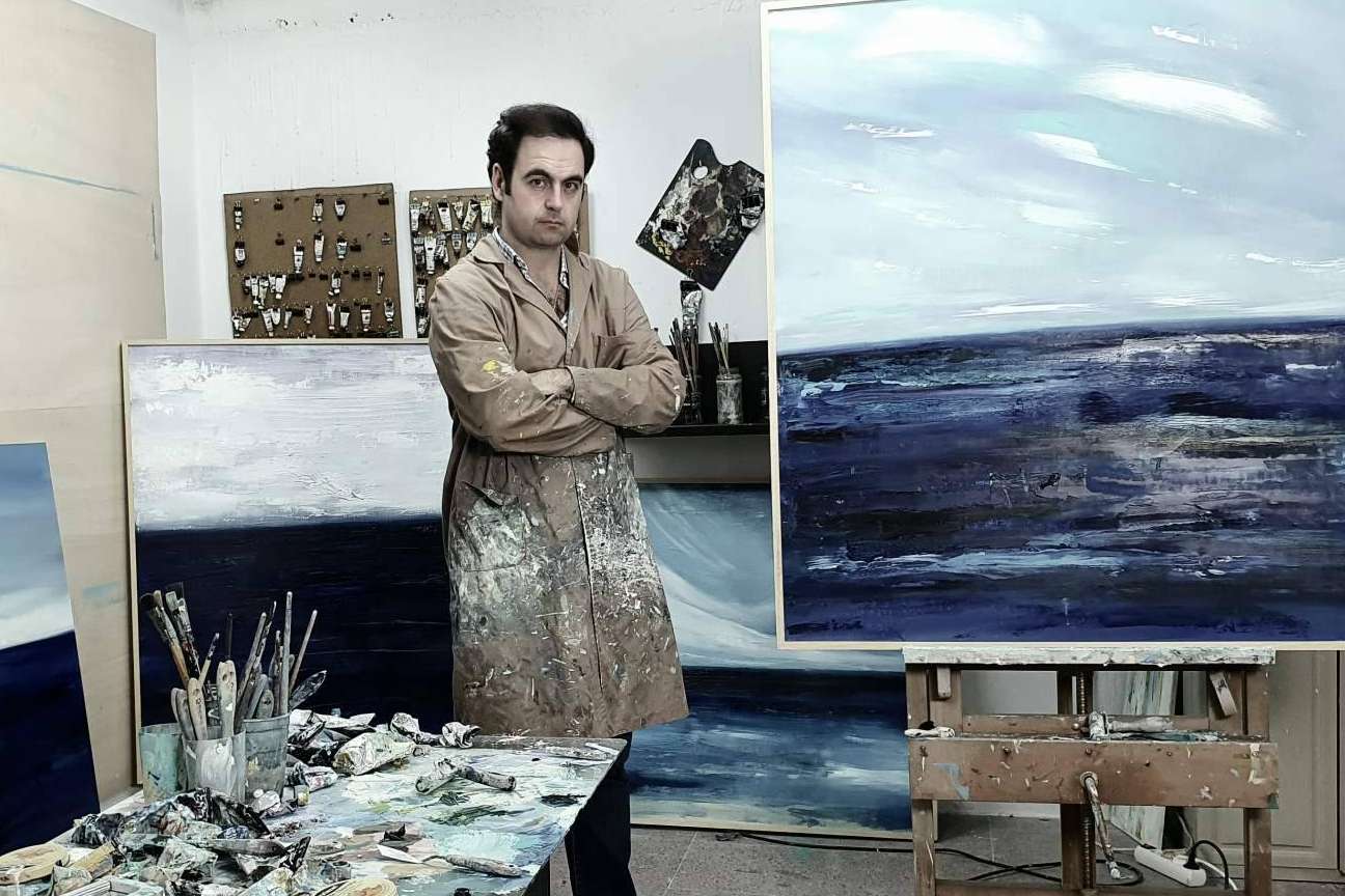 Momo Puente-Piazza, el artista que se ha convertido en uno de los nuevos referentes de la pintura abstracta en España
