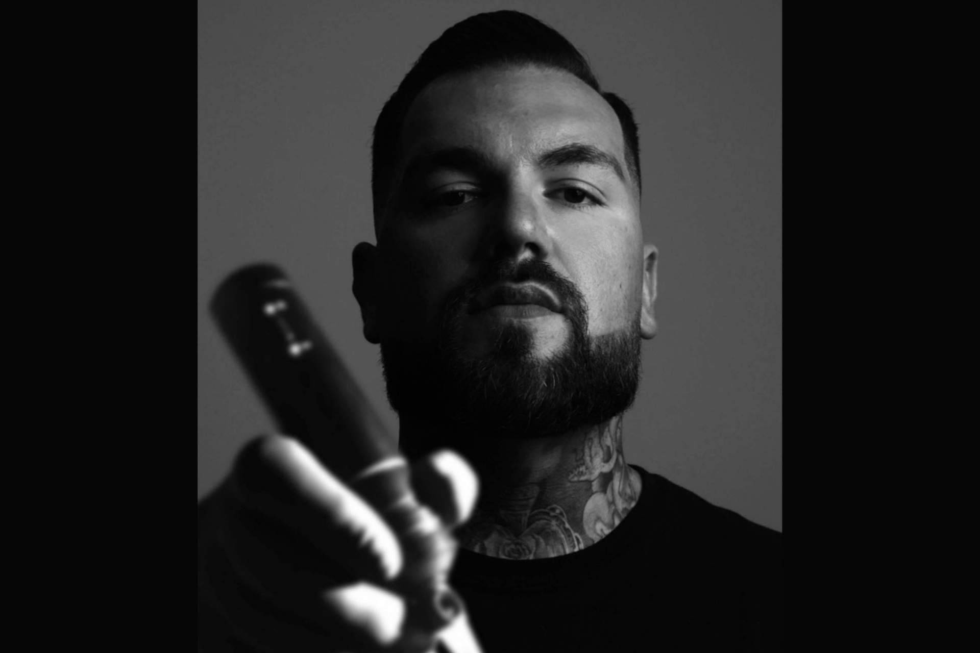 Carlos Fabra, el propietario y artista principal de CosaFina Tattoo