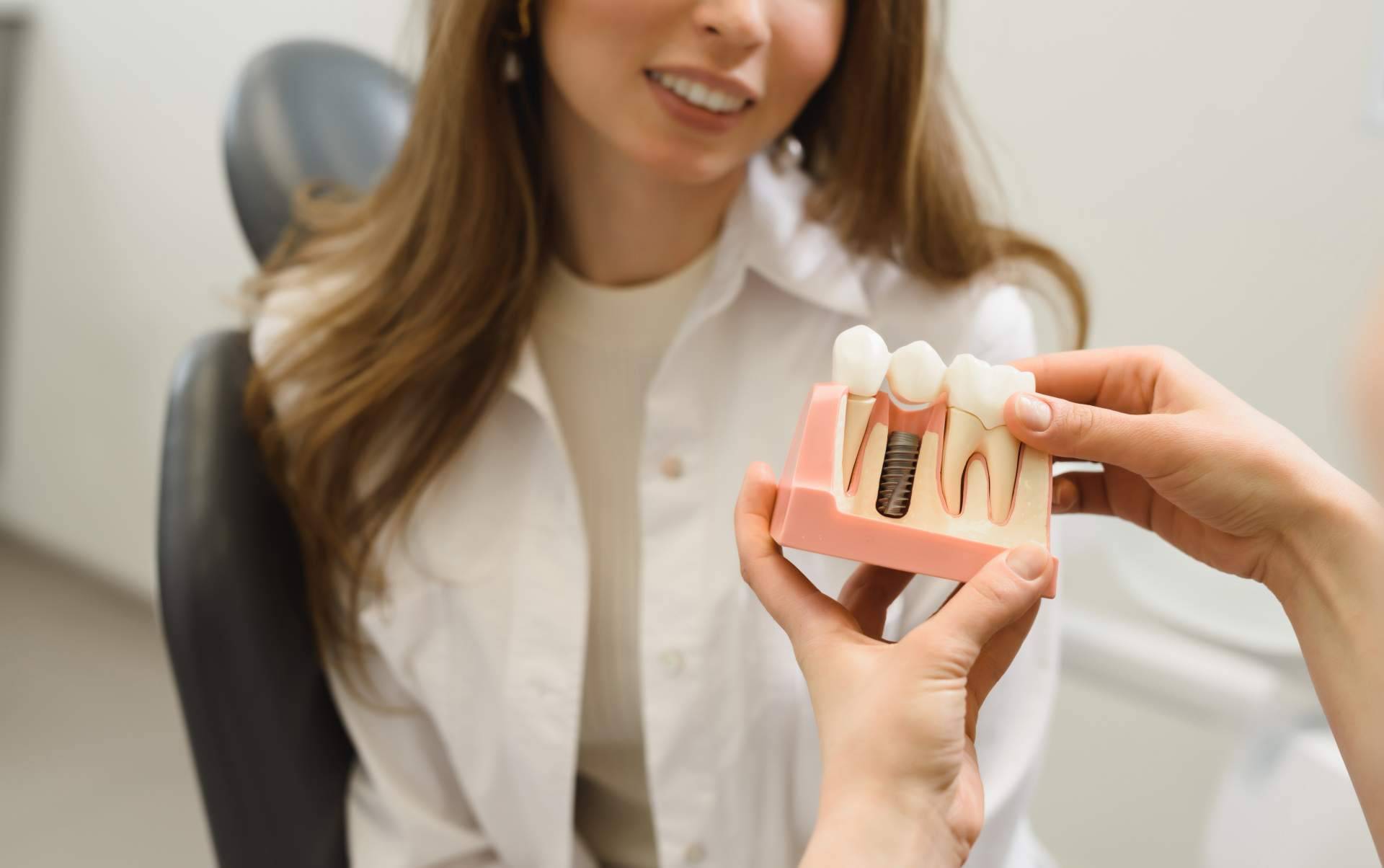 Clínica DeltaDent, ¿cuáles son las razones para realizarse implantes dentales?