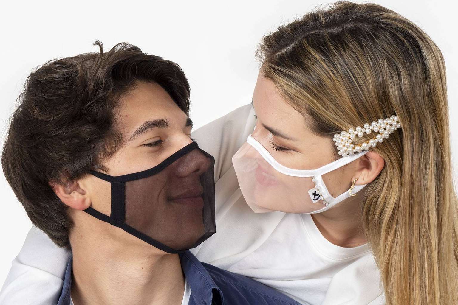 Para comunicarse adecuadamente con personas con minusvalía auditiva, Xula ofrece mascarillas transparentes