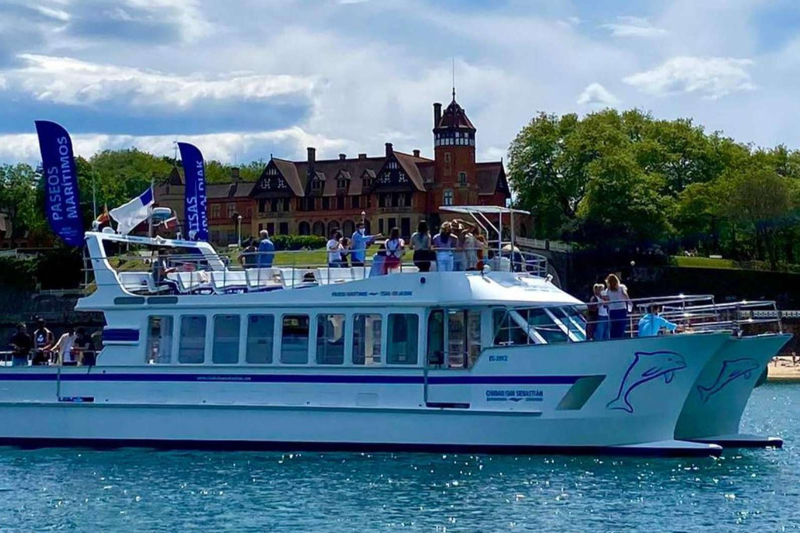Celebrar eventos de empresa y otras actividades a bordo del catamarán Ciudad San Sebastián