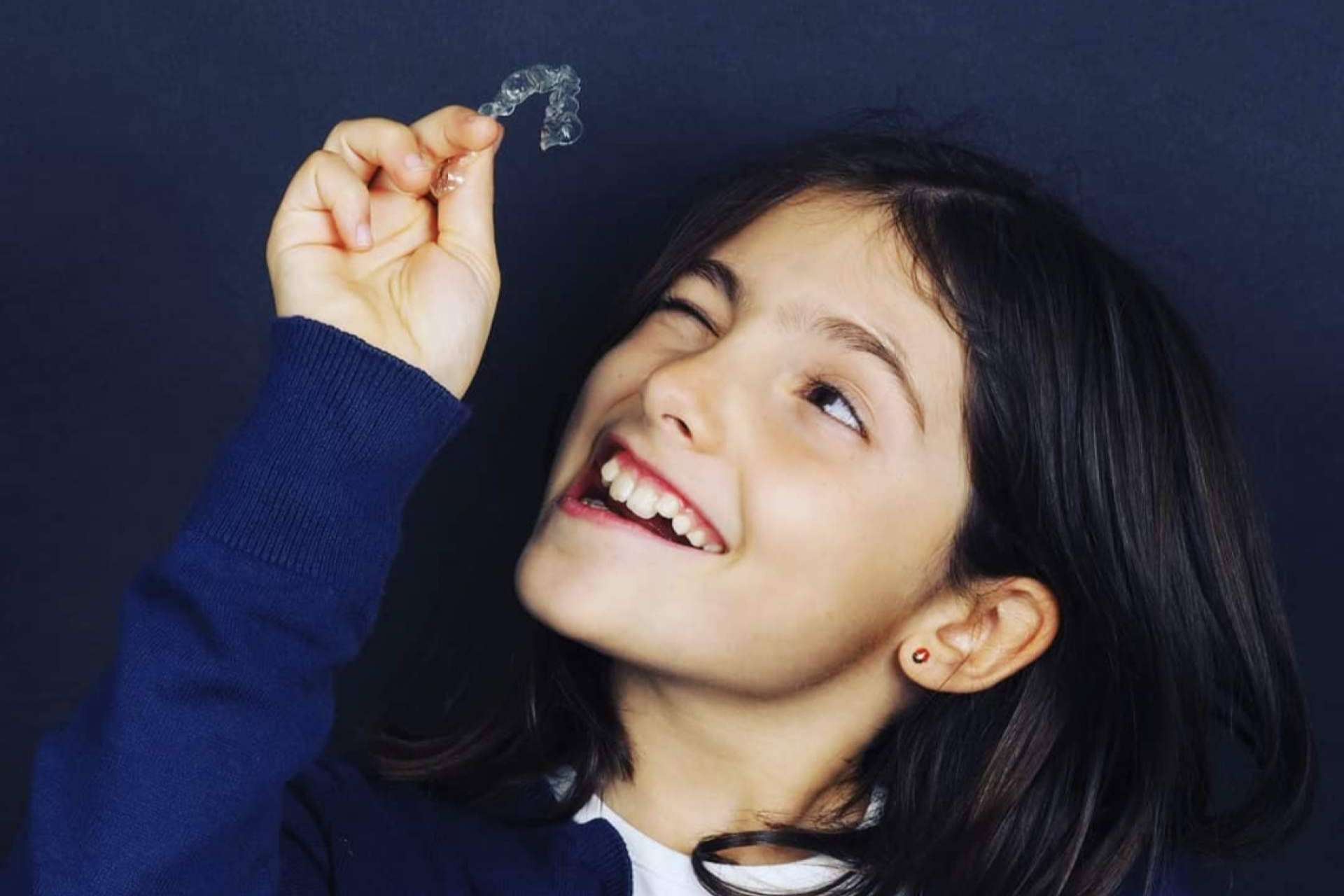 Cuidar la sonrisa desde niñ@s con el tratamiento con Invisalign® que realiza la Clínica Dra. Mariana Sacoto Navia