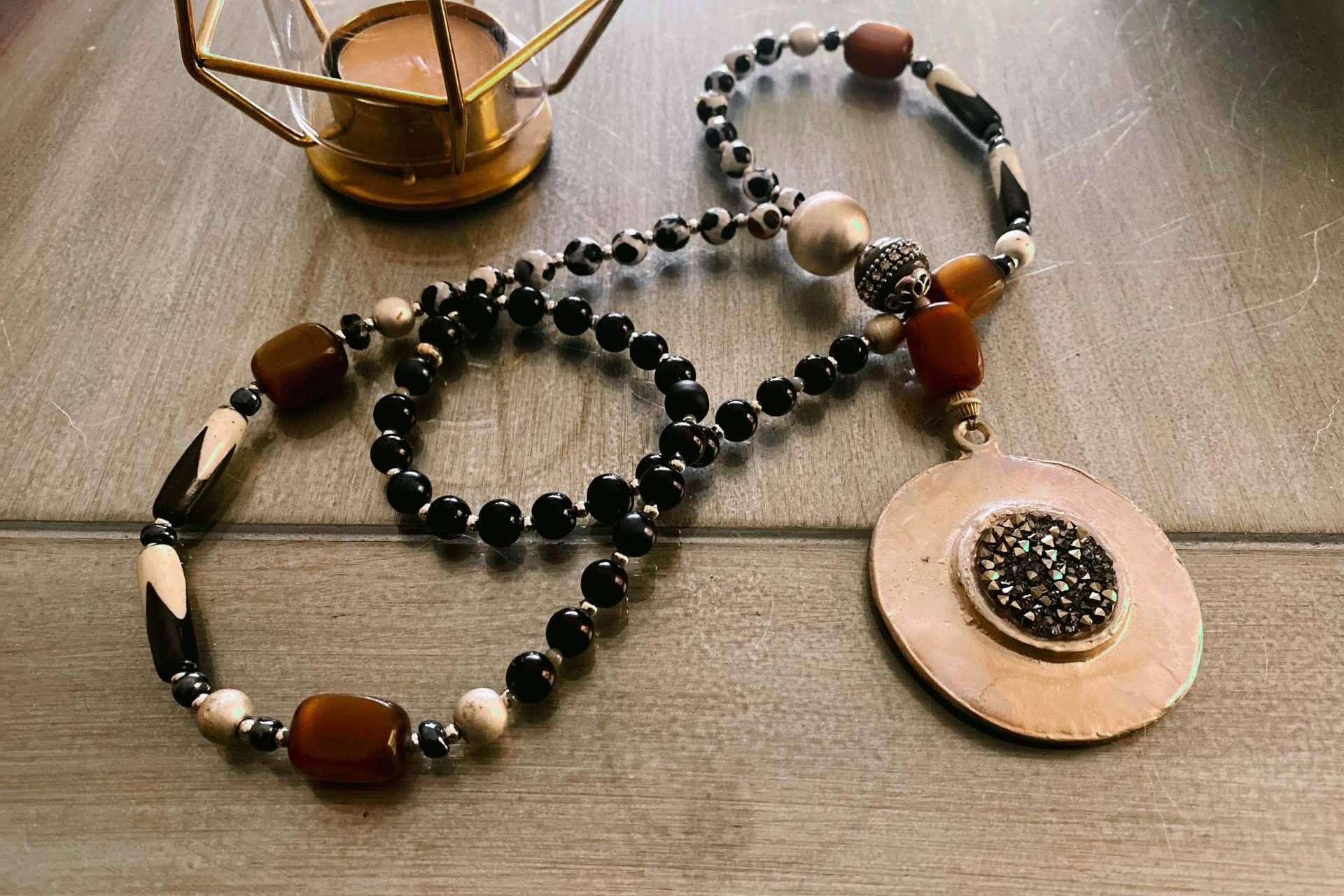 La marca famosa por sus bolsos de piel, Lola Amara, presenta su colección de complementos, gafas, collares y cinturones