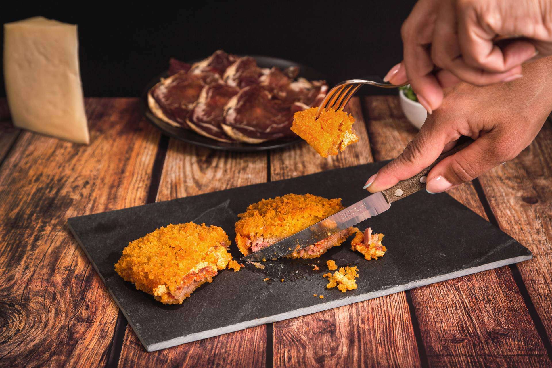 Uno de los factores clave que diferencia un cachopo original online de Kachopo King, la jugosidad