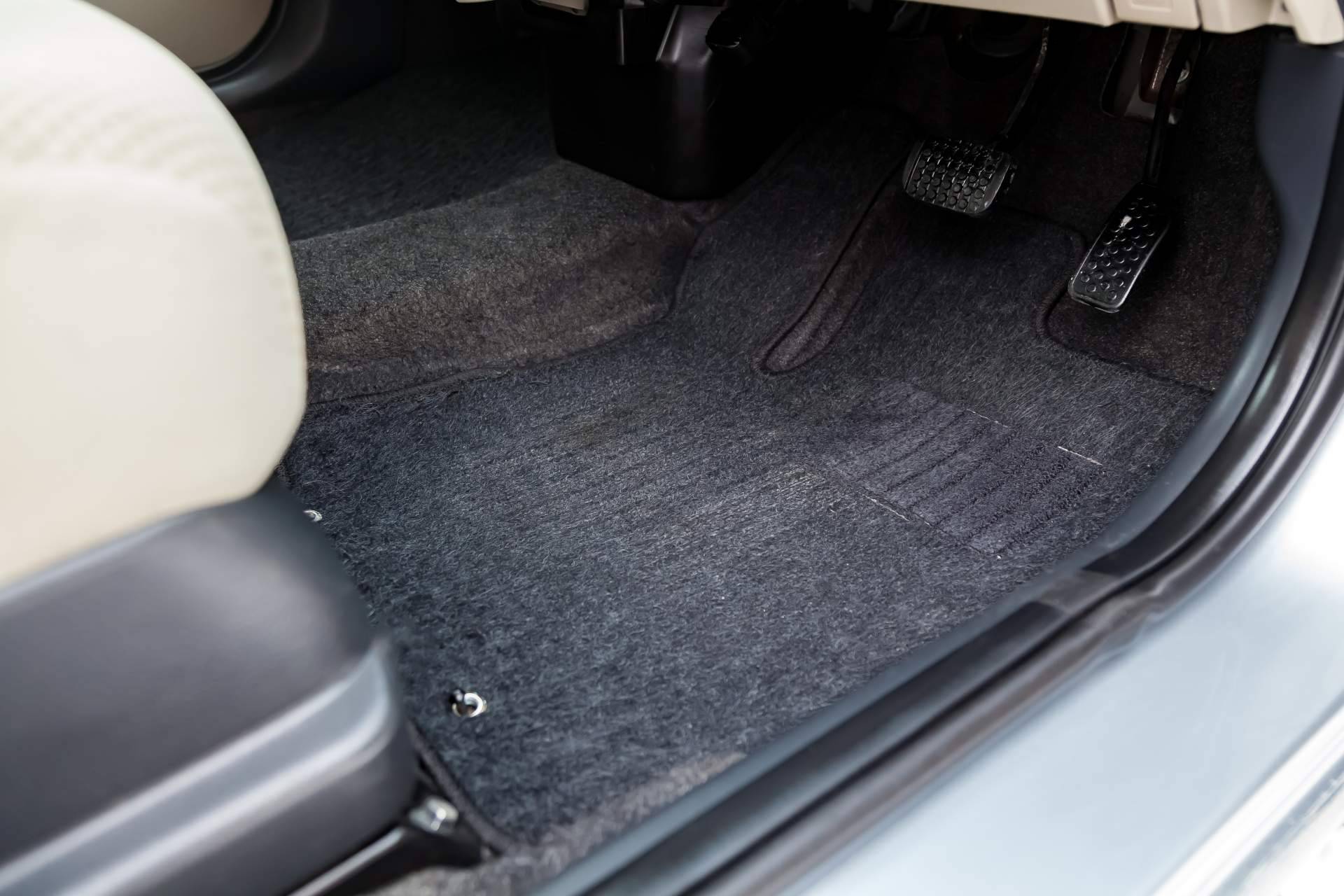 Para coches, Distribuciones Cantelar dispone de alfombrillas con bordes