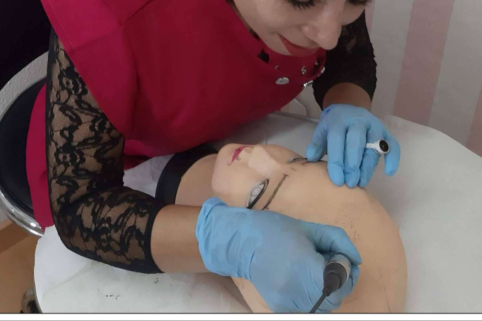 Los profesionales de la micropigmentación pueden ampliar sus conocimientos y aprender técnicas de micropigmentación capilar en el centro VG Virginia Gómez