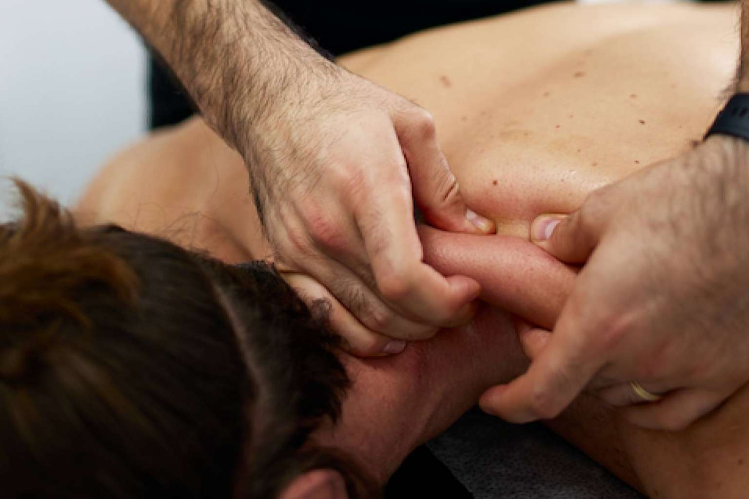 No acostumbrarse al dolor que causa una lesión cervical o lumbar, el consejo de SOIFIT